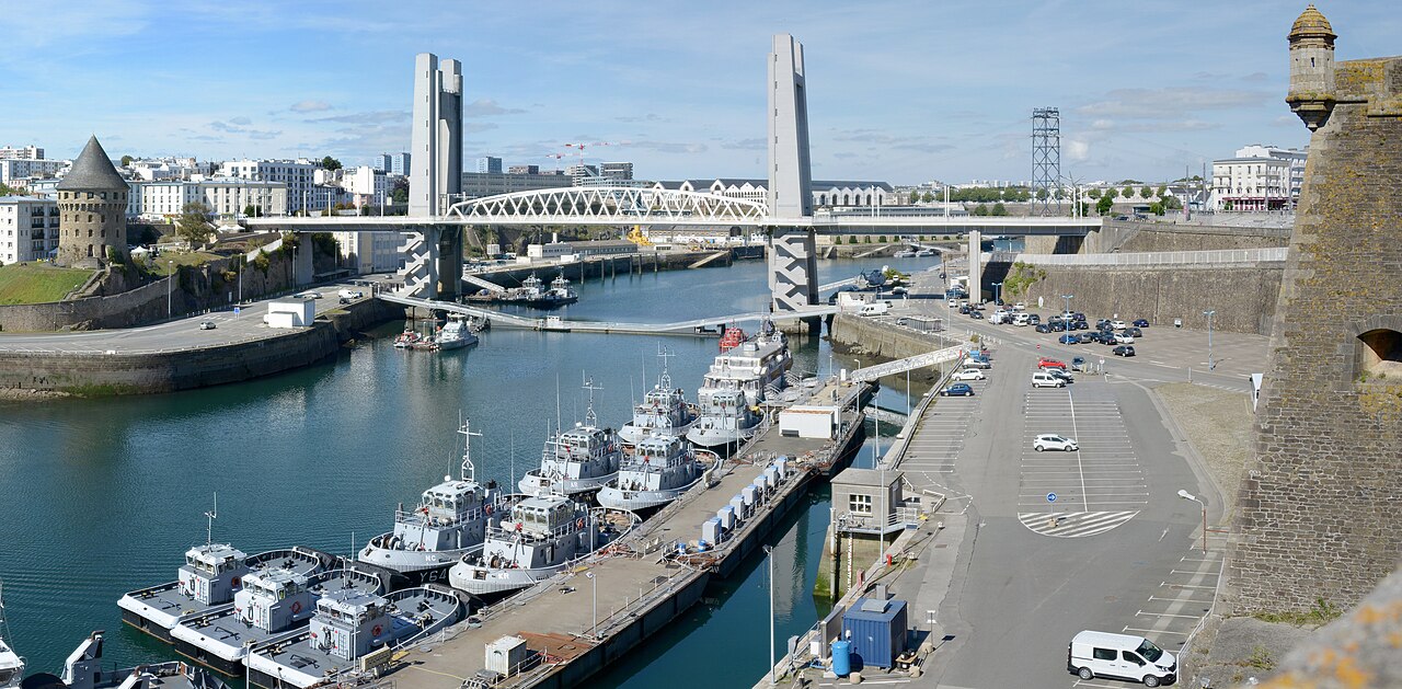 Le pont de Recouvrance et le port militaire de Brest, vus depuis le château.