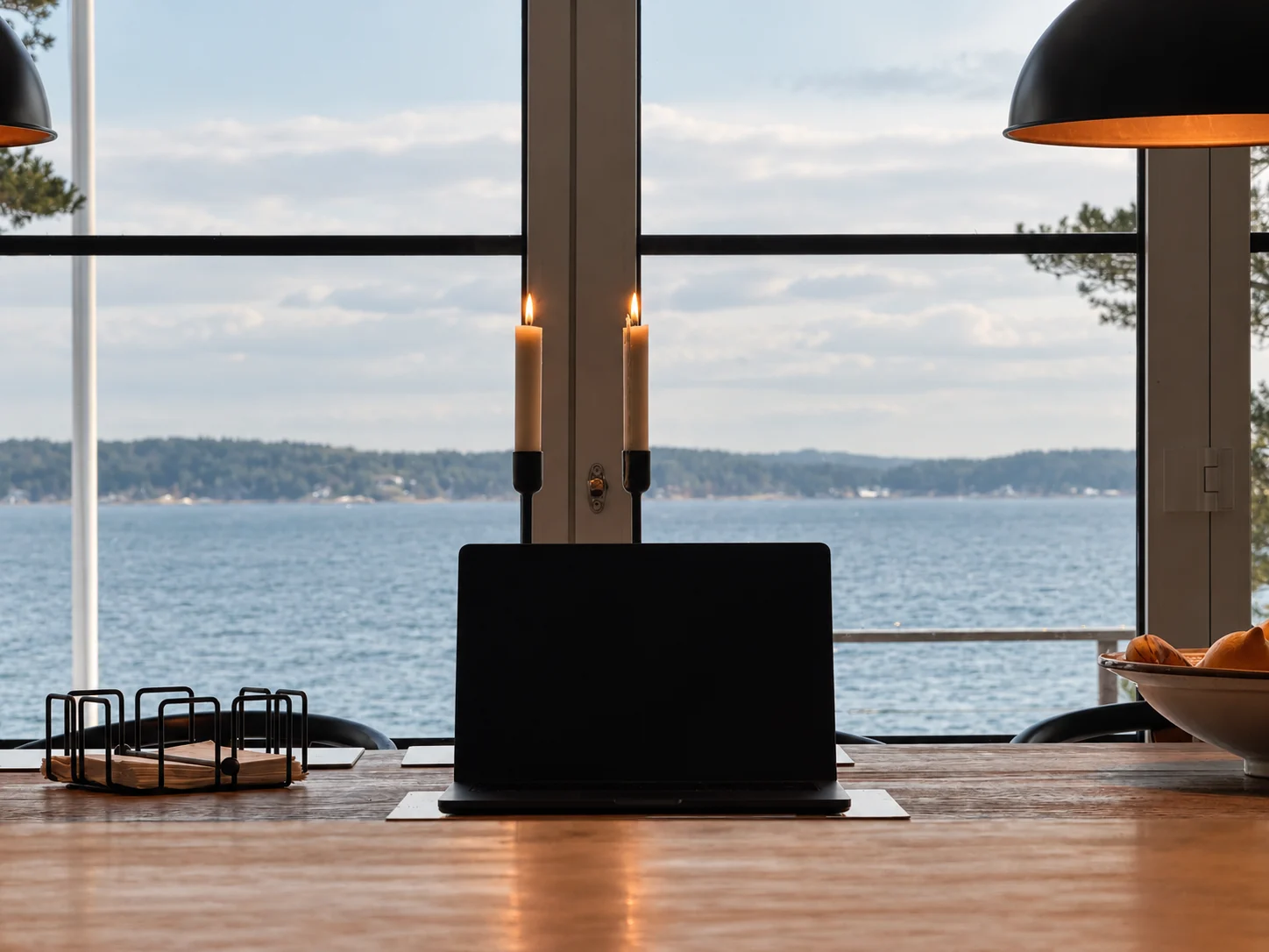 Arbetsplats med utsikt över Hårsfjärden på Villa Muskö