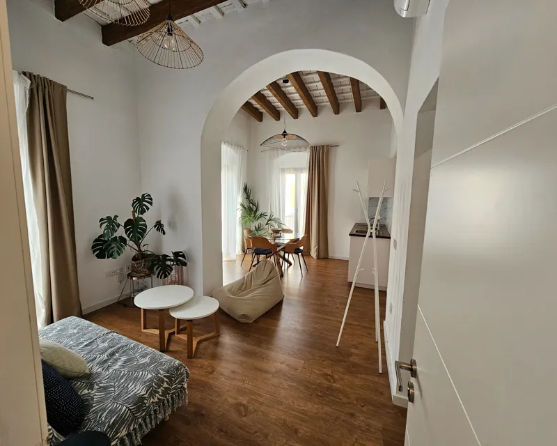 Geräumiges Wohnzimmer und Essbereich mit hohen Decken in der Ferienwohnung La Hipotenusa Tarifa