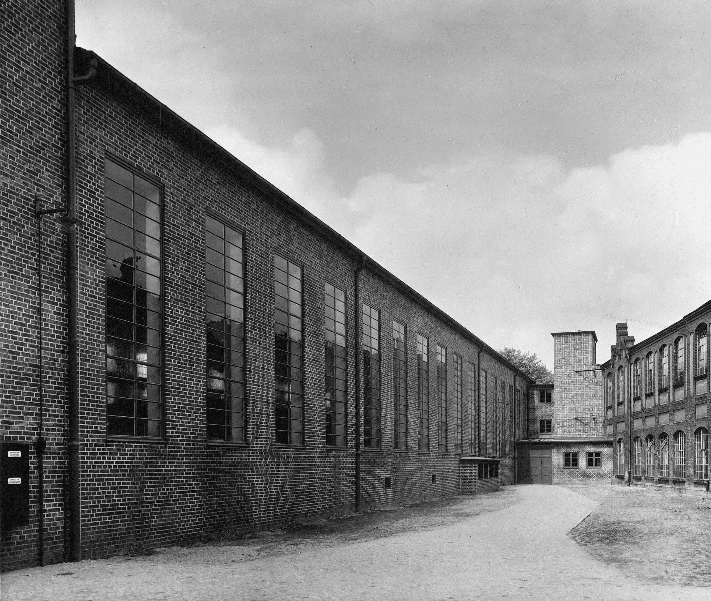 Historisches Foto (1929-1938) des Innenofes zwischen Hertlein-Halle und Hallenensemble auf dem Gelände der Papierfabrik Wolfswinkel in Eberswalde
