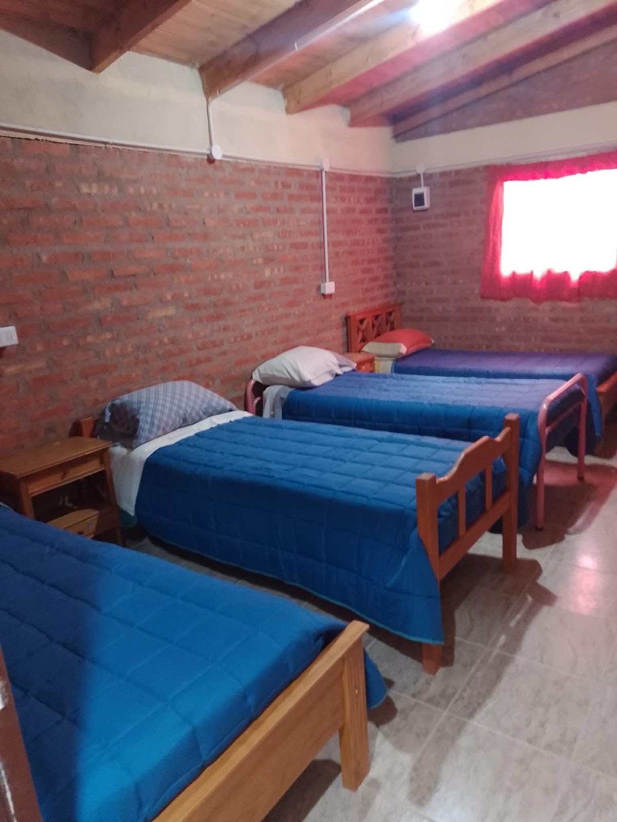 Interior cálido de una cabaña de madera