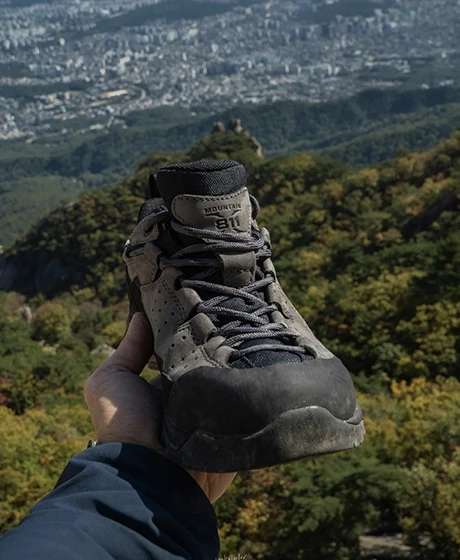 Chaussures de randonnée à la montagne