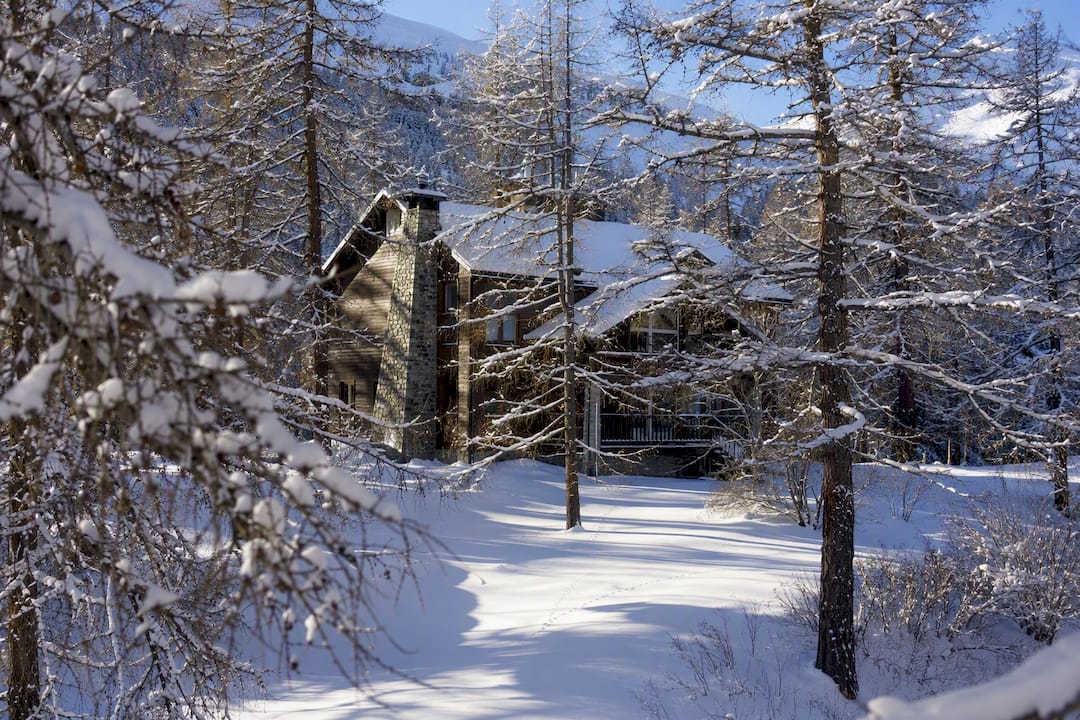 Ridder Lodge exterior in winter