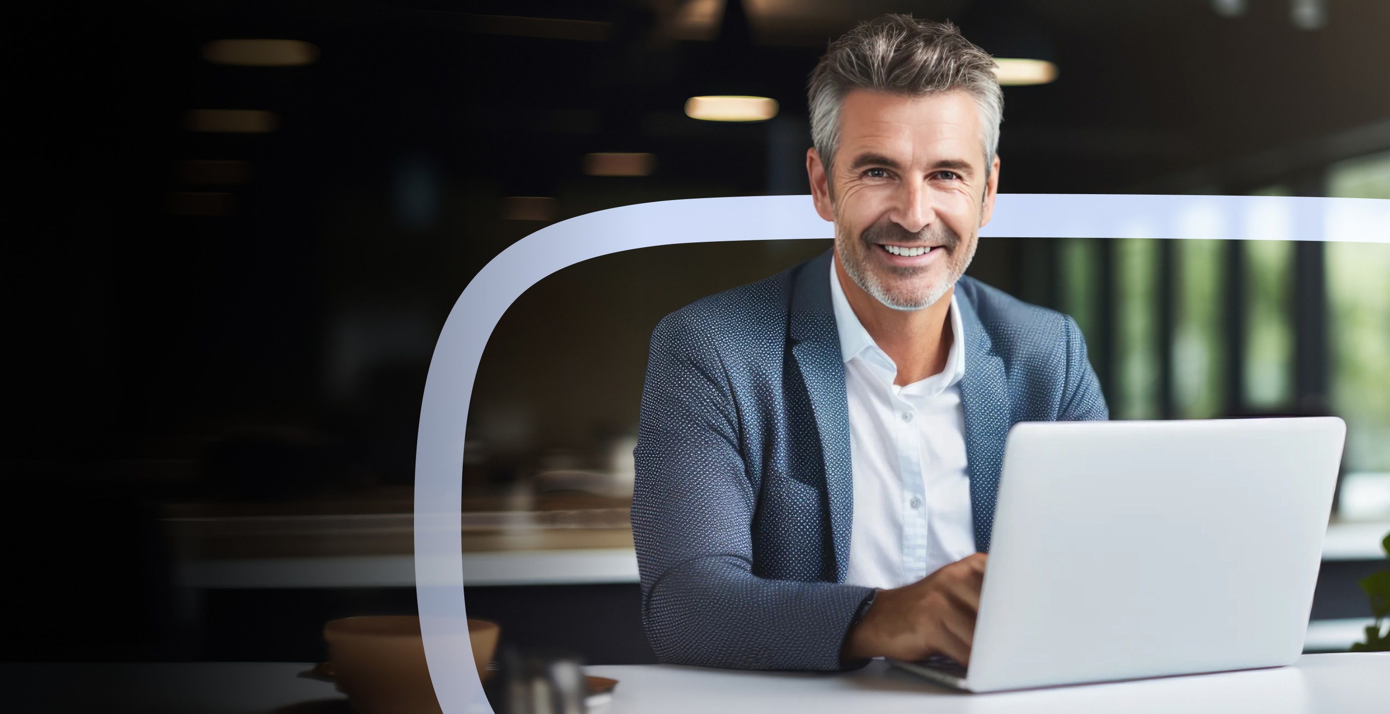 Expert-comptable souriant travaillant sur ordinateur dans son cabinet