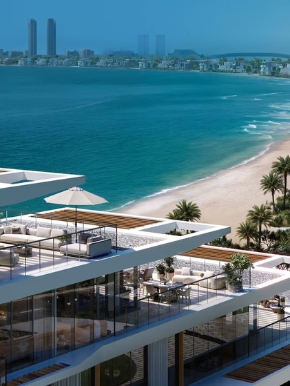 Moderne Architektur mit Blick auf das Meer und den Strand in Dubai. Eine luxuriöse Terrasse mit Sitzgelegenheiten und grünen Pflanzen, die einen atemberaubenden Blick auf die Küste bietet.