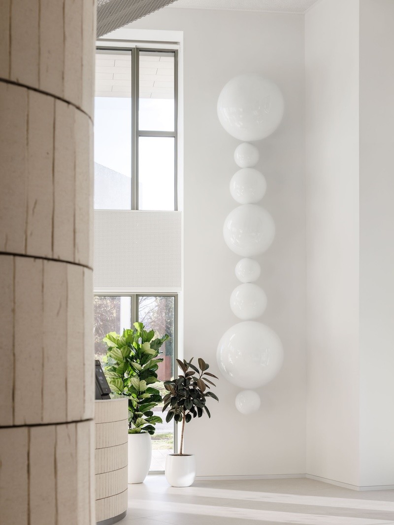 Ručne vyrobený žltý smiley objekt zo slovenskej vlny v galérii