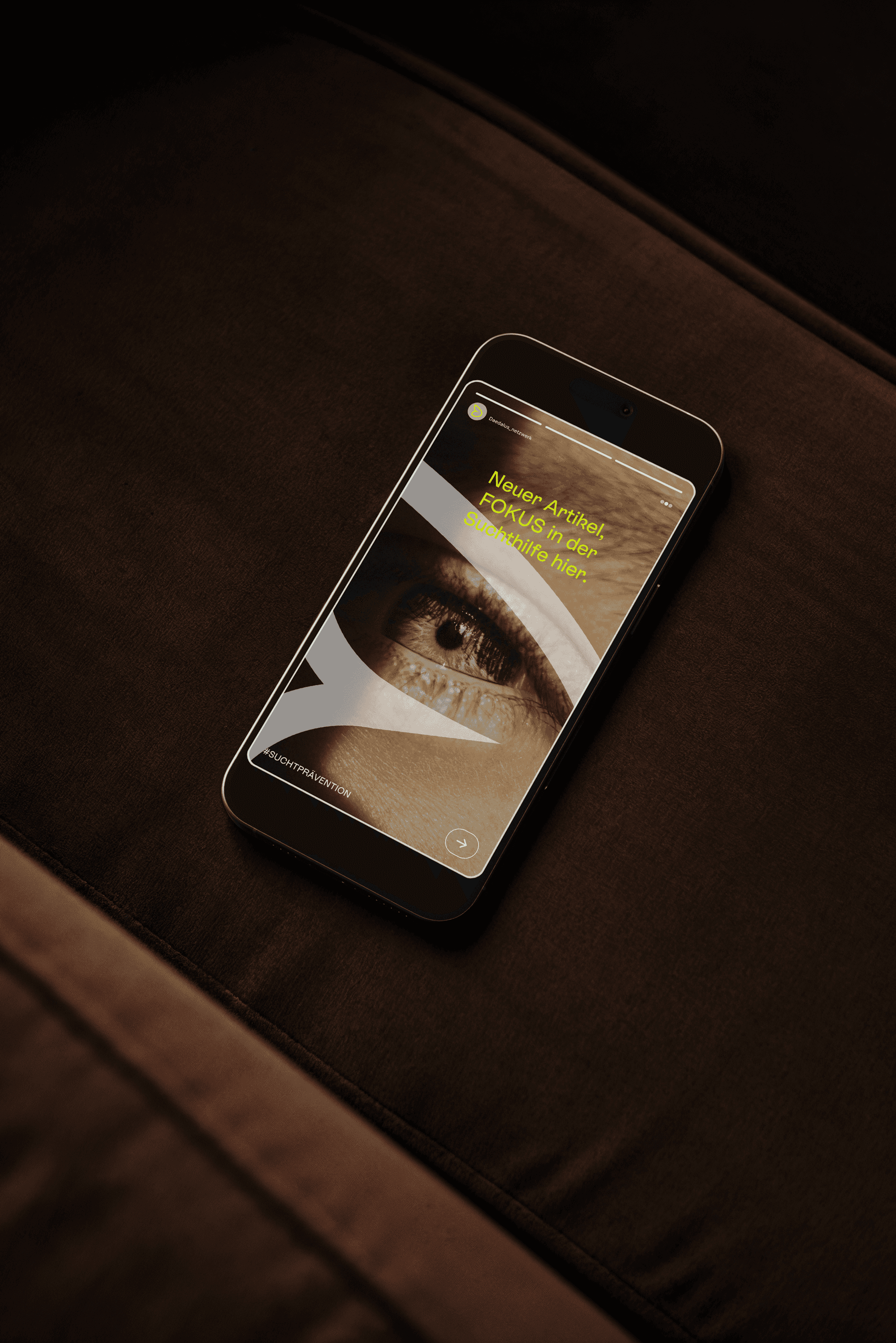 orange,blau, lila, grüner hintergrund mit grain texture als album cover einer Band mit weißer Schrift in der oberen rechten Ecke