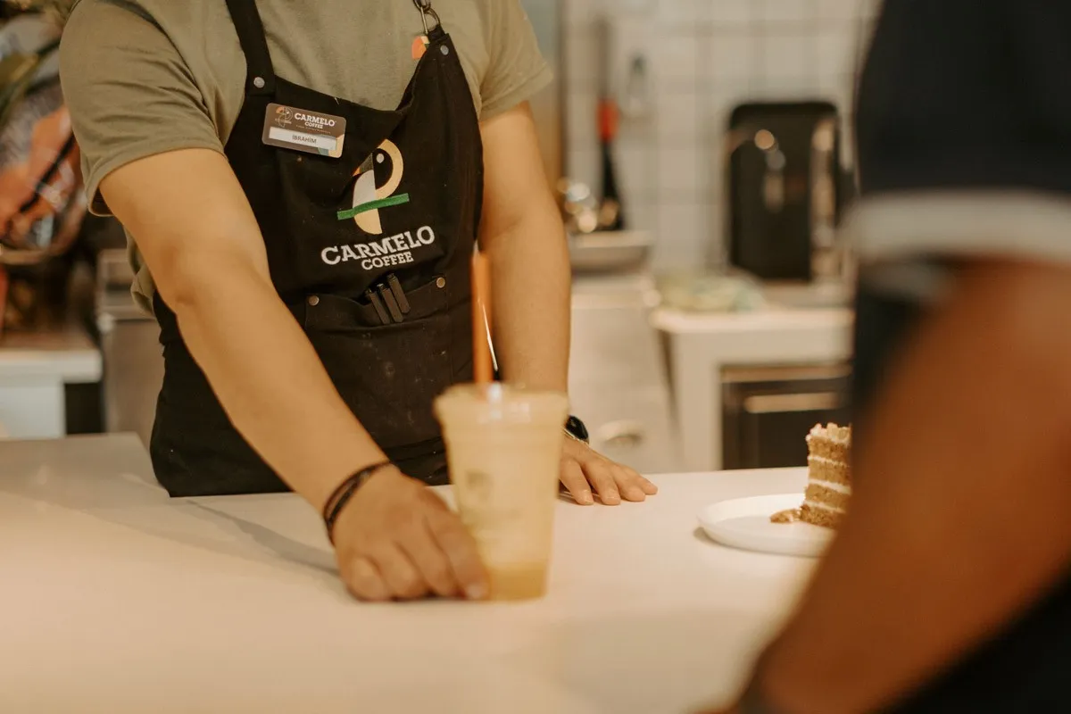 Chef usando avental personalizado bordado em cozinha profissional