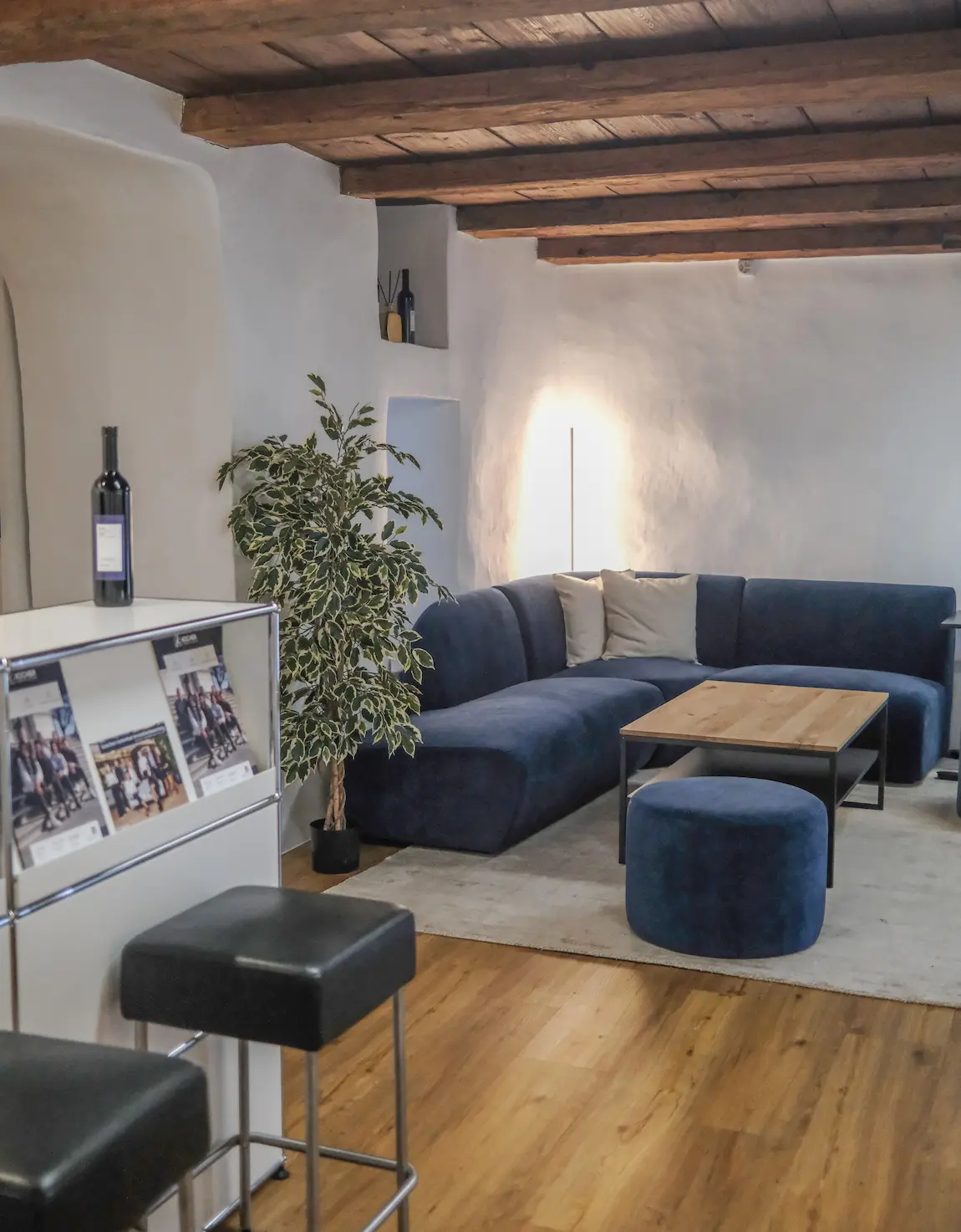 Bequemes blaues Sofa in der ImmoLounge in Solothurn für persönliche Immobilienberatung in entspannter Athomsphäre vor Ort