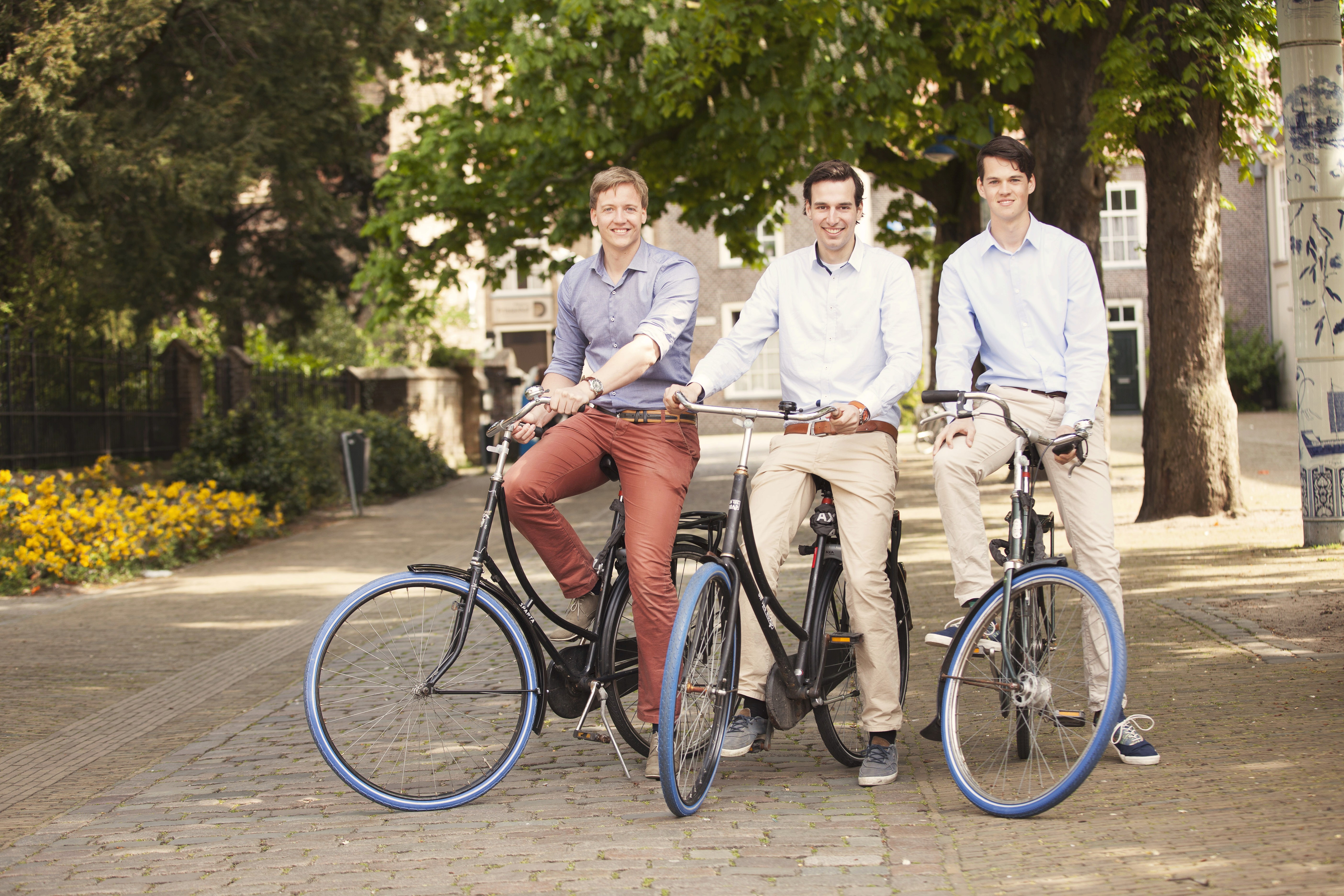 Tres-tíos-sentados-en-una-bici