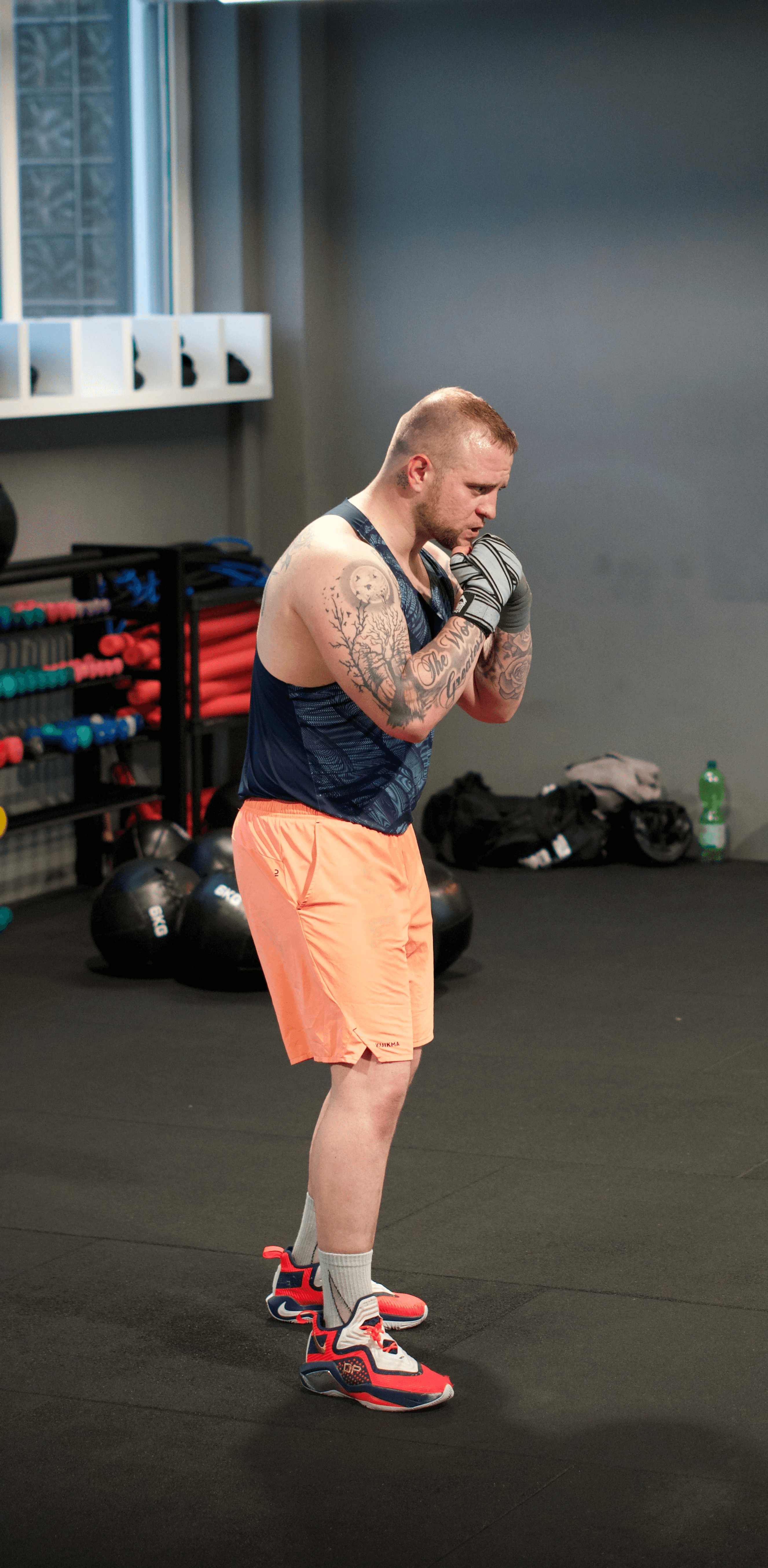 Athlet trainiert Schlagtechnik im Fuchs Kampfsport Zirkeltraining Kurs während einer intensiven Trainingsrunde.