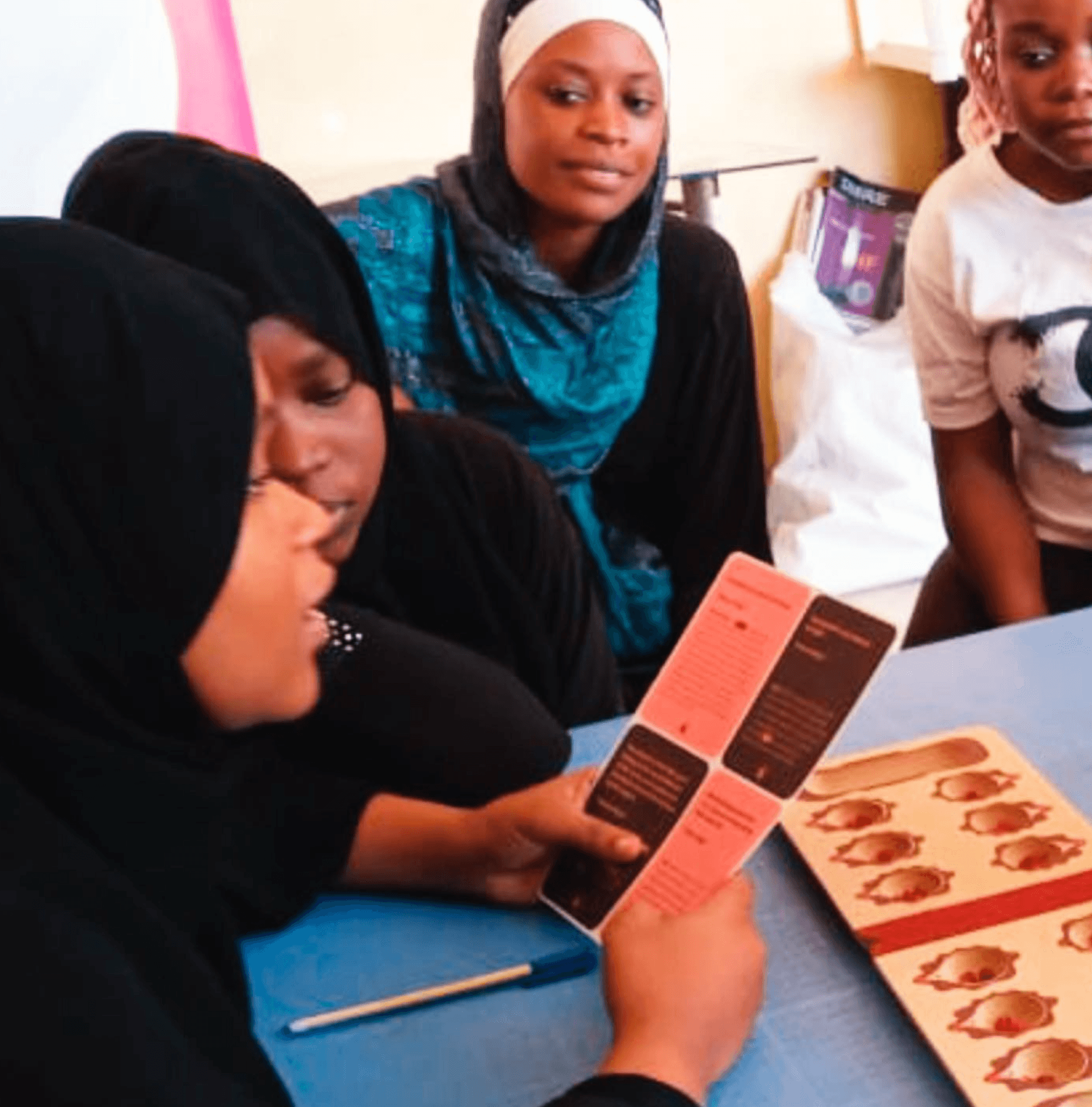 aufklärungsspiel oh woman in afrika mit kinder schule