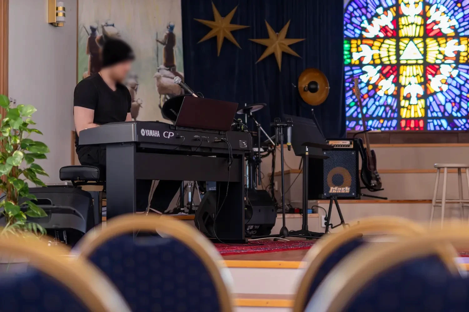 Musiker spelar piano under en samling i Vinternatts lokaler.