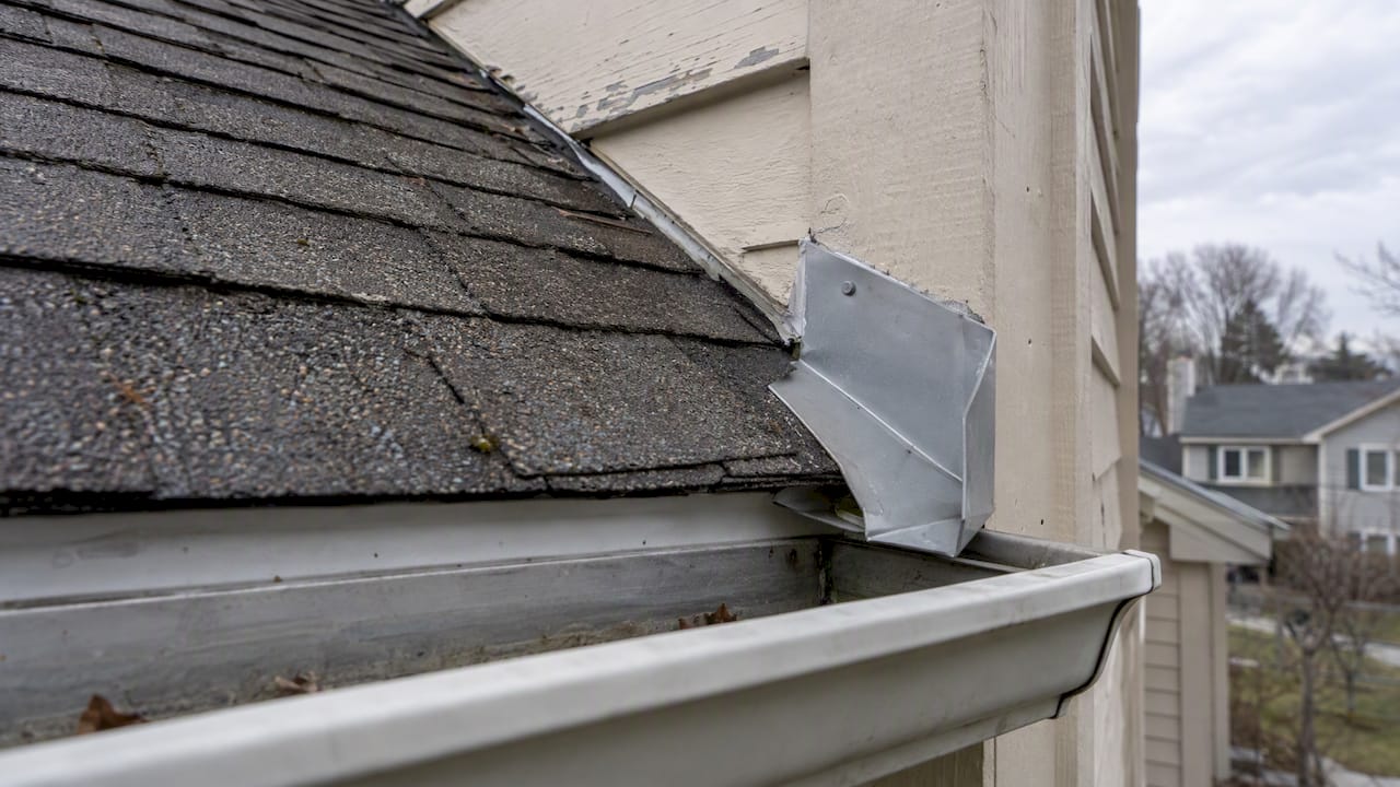 Kick-out flashing guiding roof water into gutter