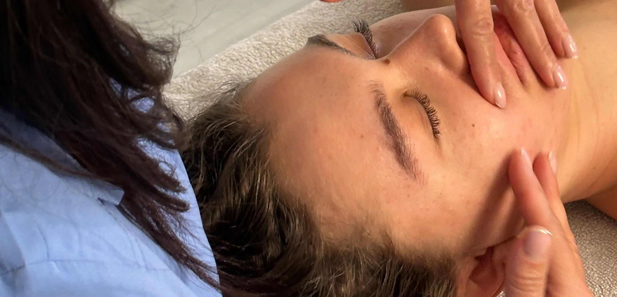 Wykonywany zabieg masażu powięziowego w gabinecie Belleza Rzeszow