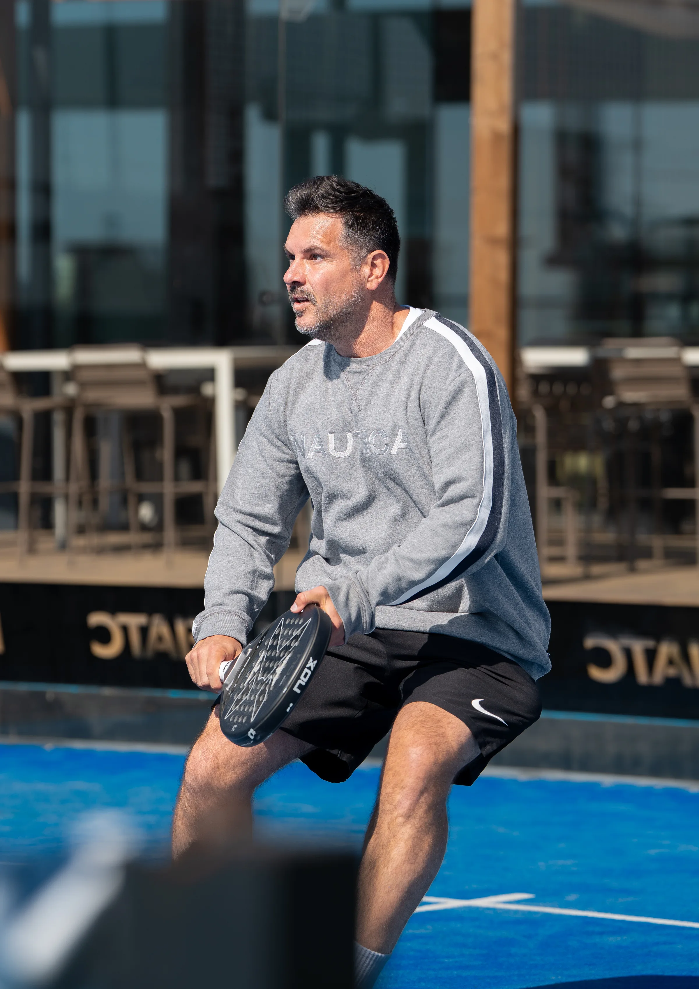 Jugador en posición de espera en partido de pádel en Aurial Padel Cornellà 2026, por Nolan Pardo