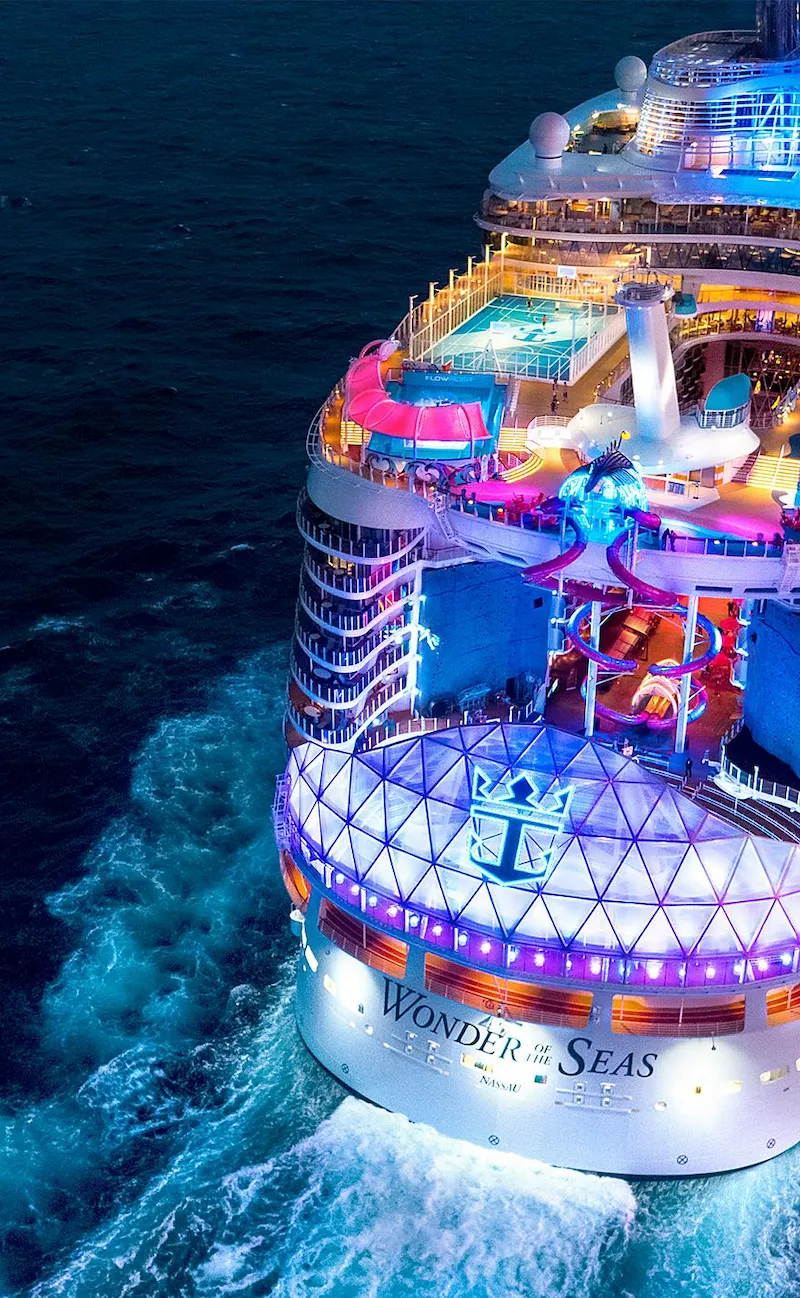 Vista aérea do deck iluminado do navio Wonder of the Seas à noite