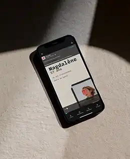 Téléphone posé sur du béton, avec un jeu d'ombre 