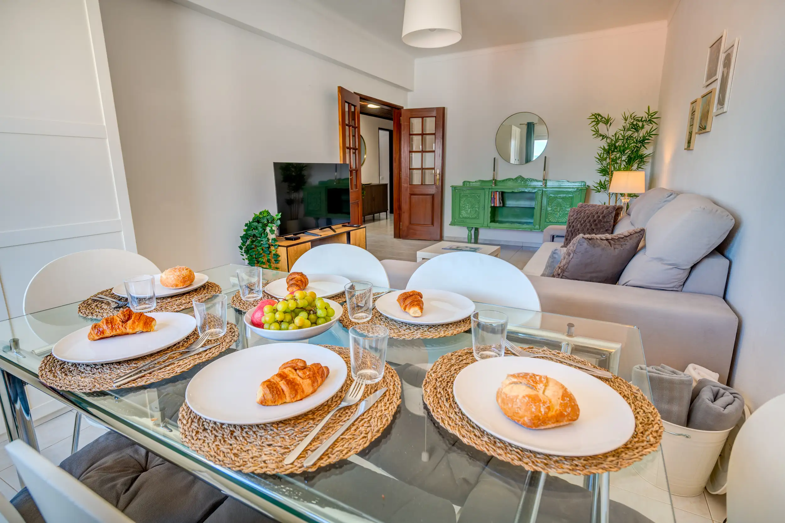 Gedekte eettafel met ontbijt in een appartement in de Algarve