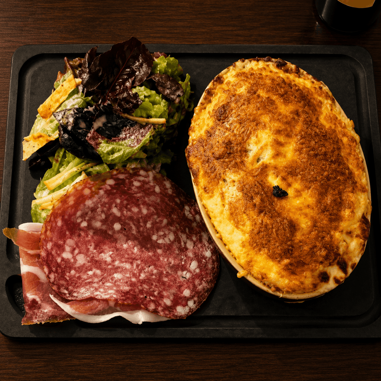 Tartine au poulet et Fourme d’Ambert gratinée avec salade et jambon cru
