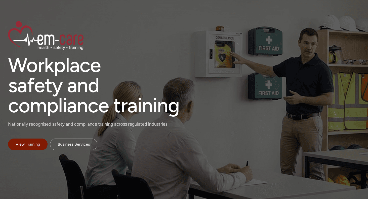 Bald man with glasses in a black sweater in front of a financial chart on a screen.