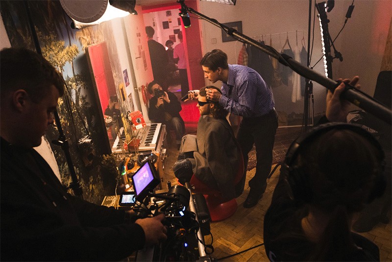 Edgar Vunš (Mr Maze) shaves his friend during a New Year’s Eve scene in Rolling Papers (Pikad paberid), showing a funny and spontaneous film moment