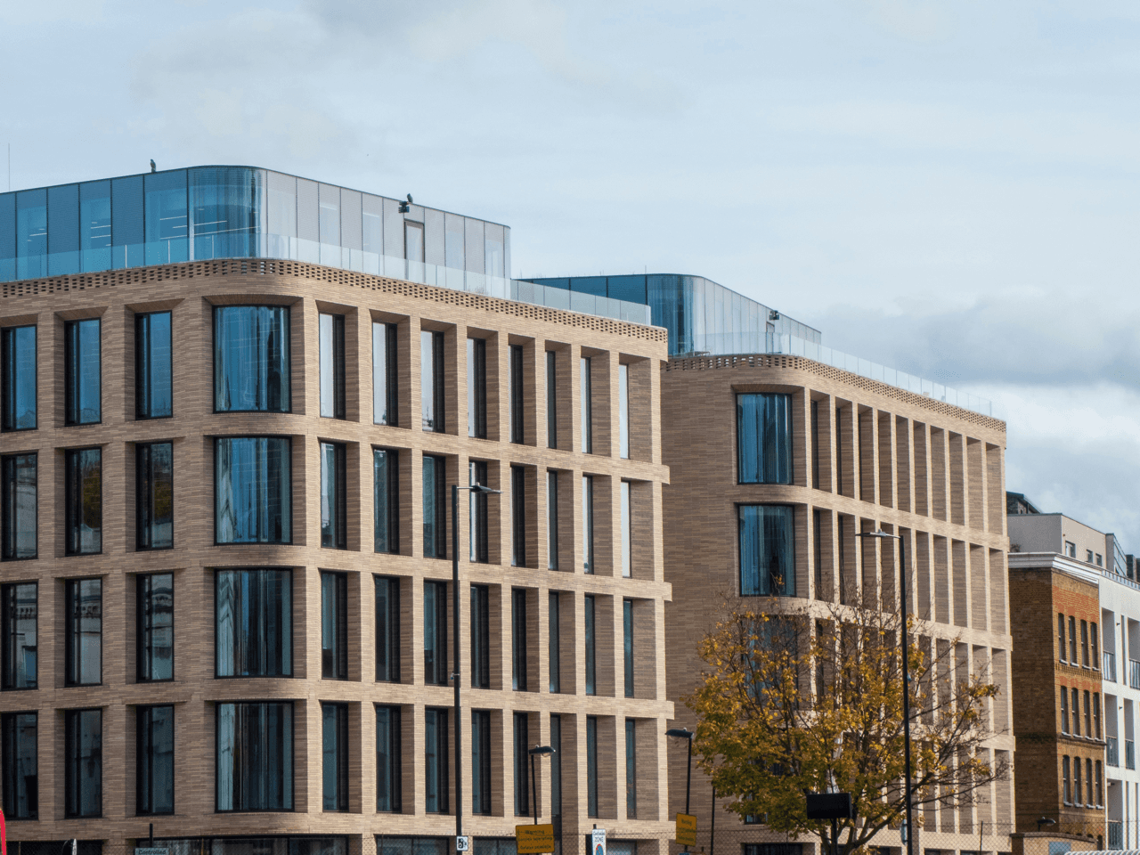 Moderne gevel met nieuwe kozijnen voor VvE-project