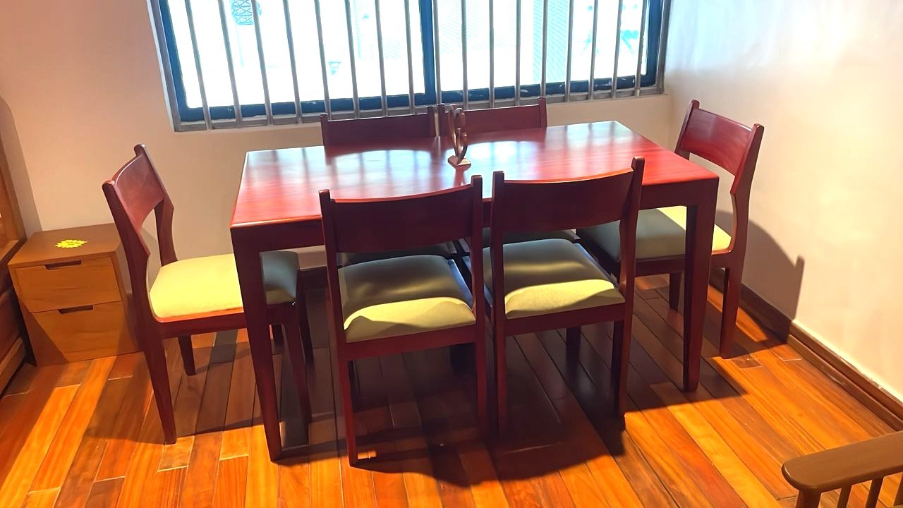 intérieur de café moderne avec comptoir éclairé