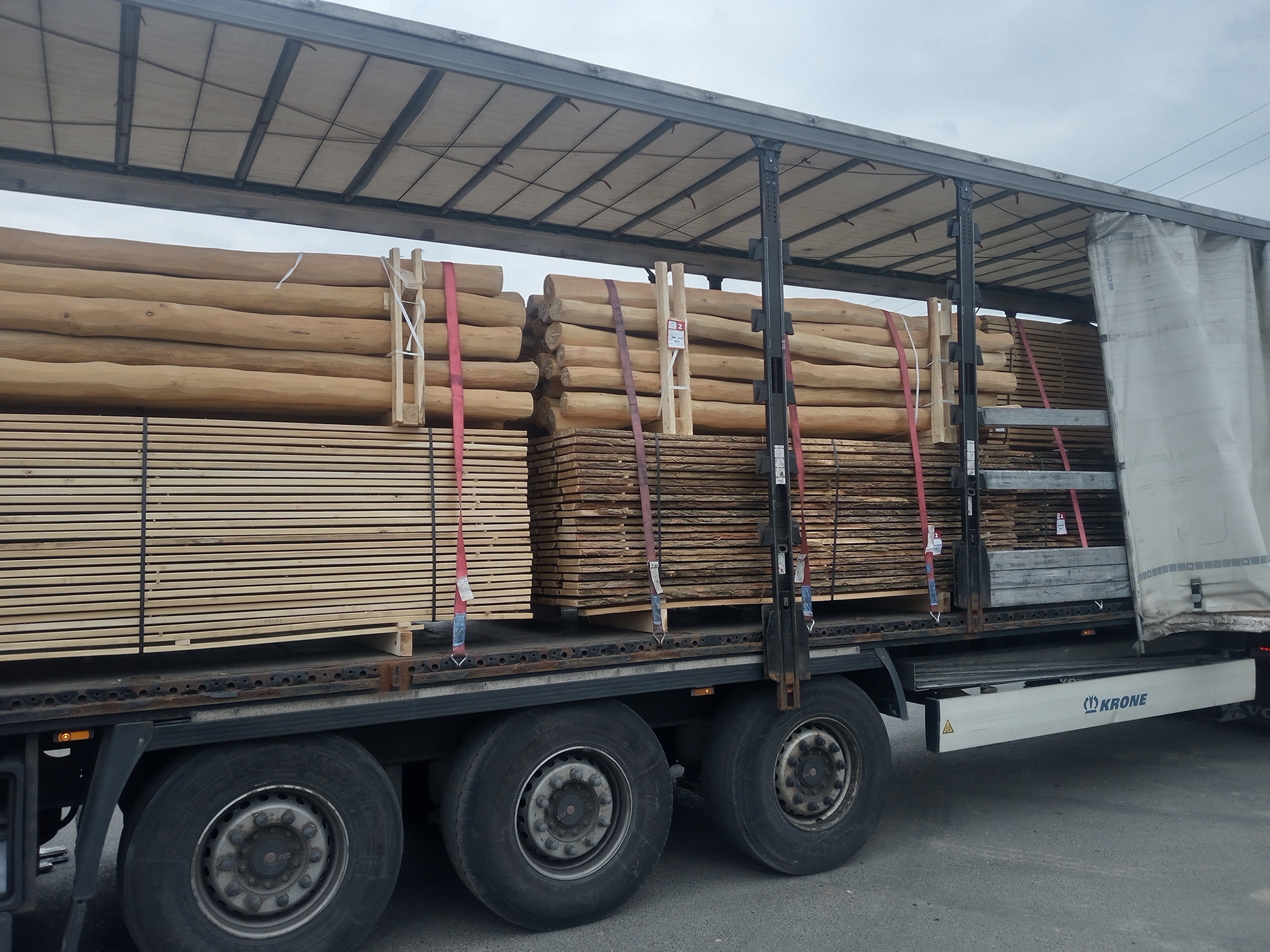 LKW Ladung mit Robinienholz