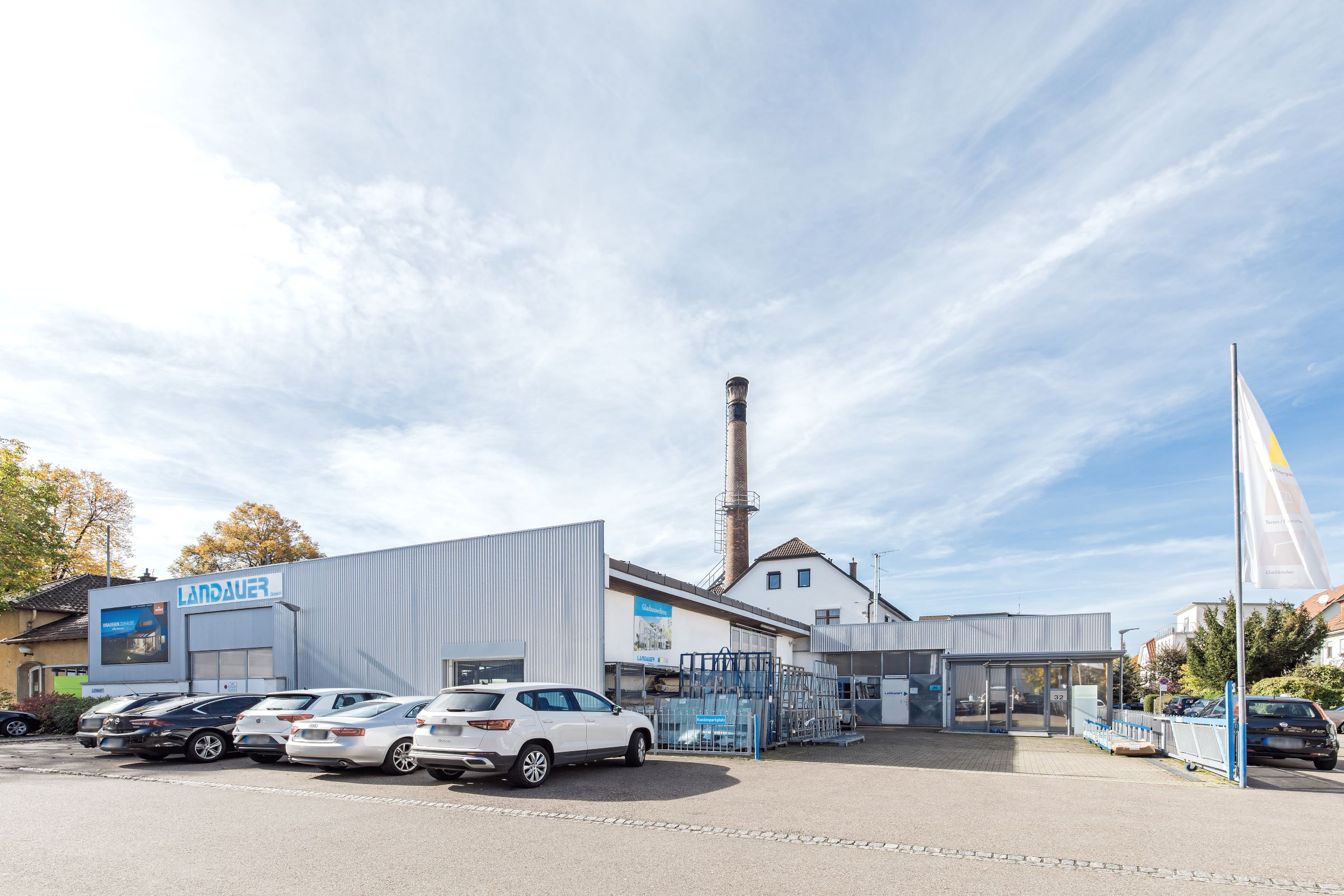 Das Landauer Firmengebäude von der Straße aus aufgenommen