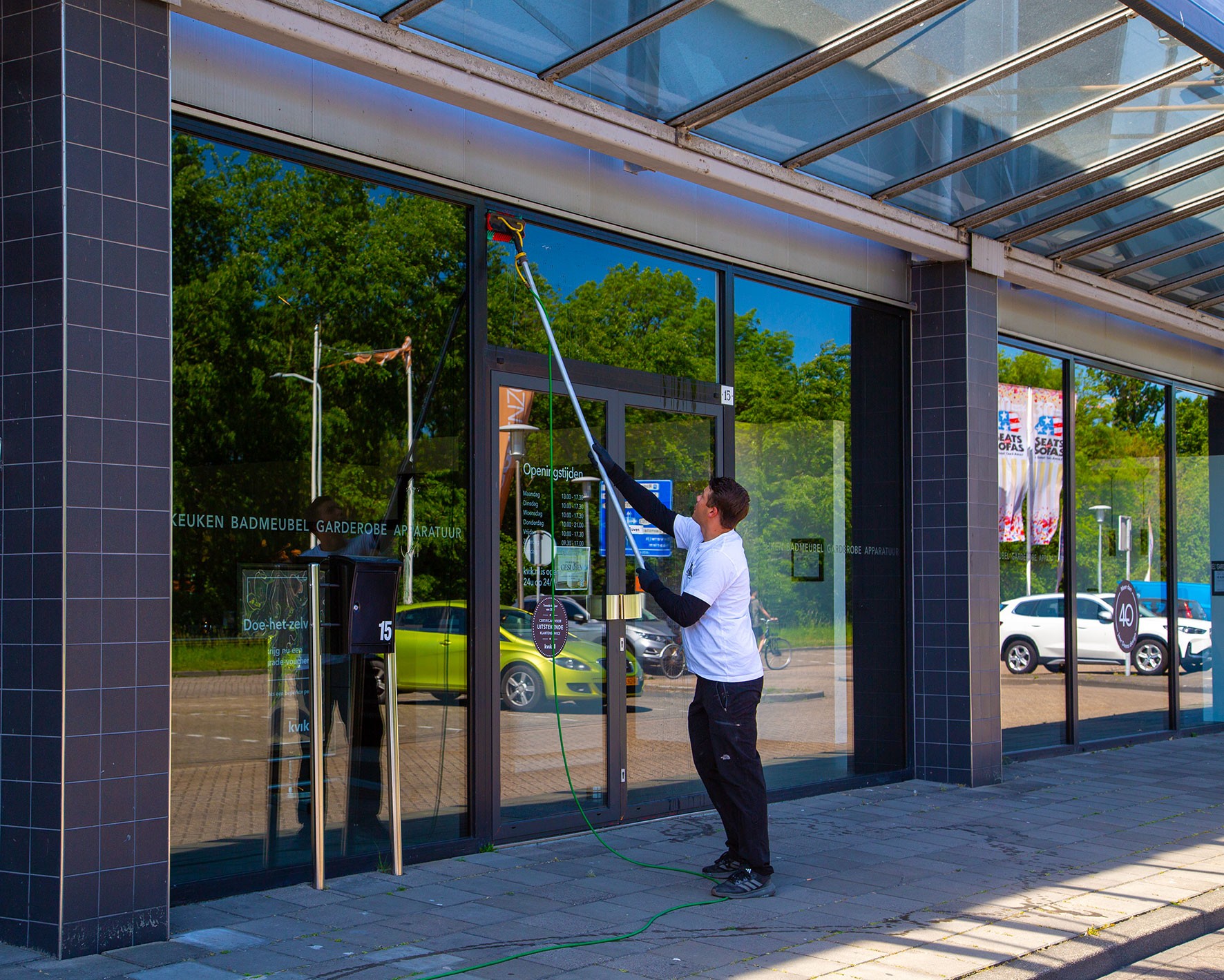 Dimitri Brand die glazen aan het wassen is