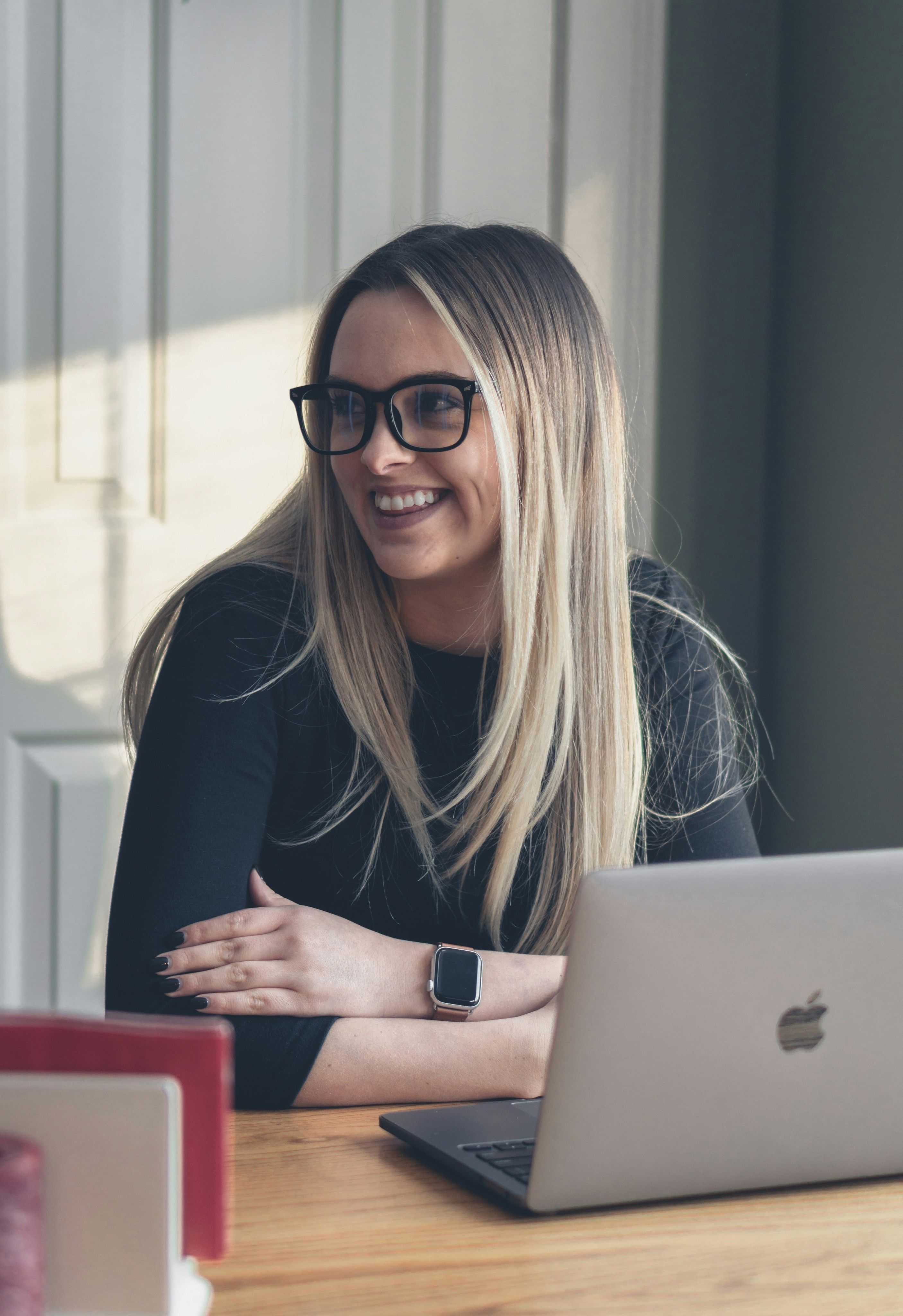 Personal concierge sentada em frente a um computador