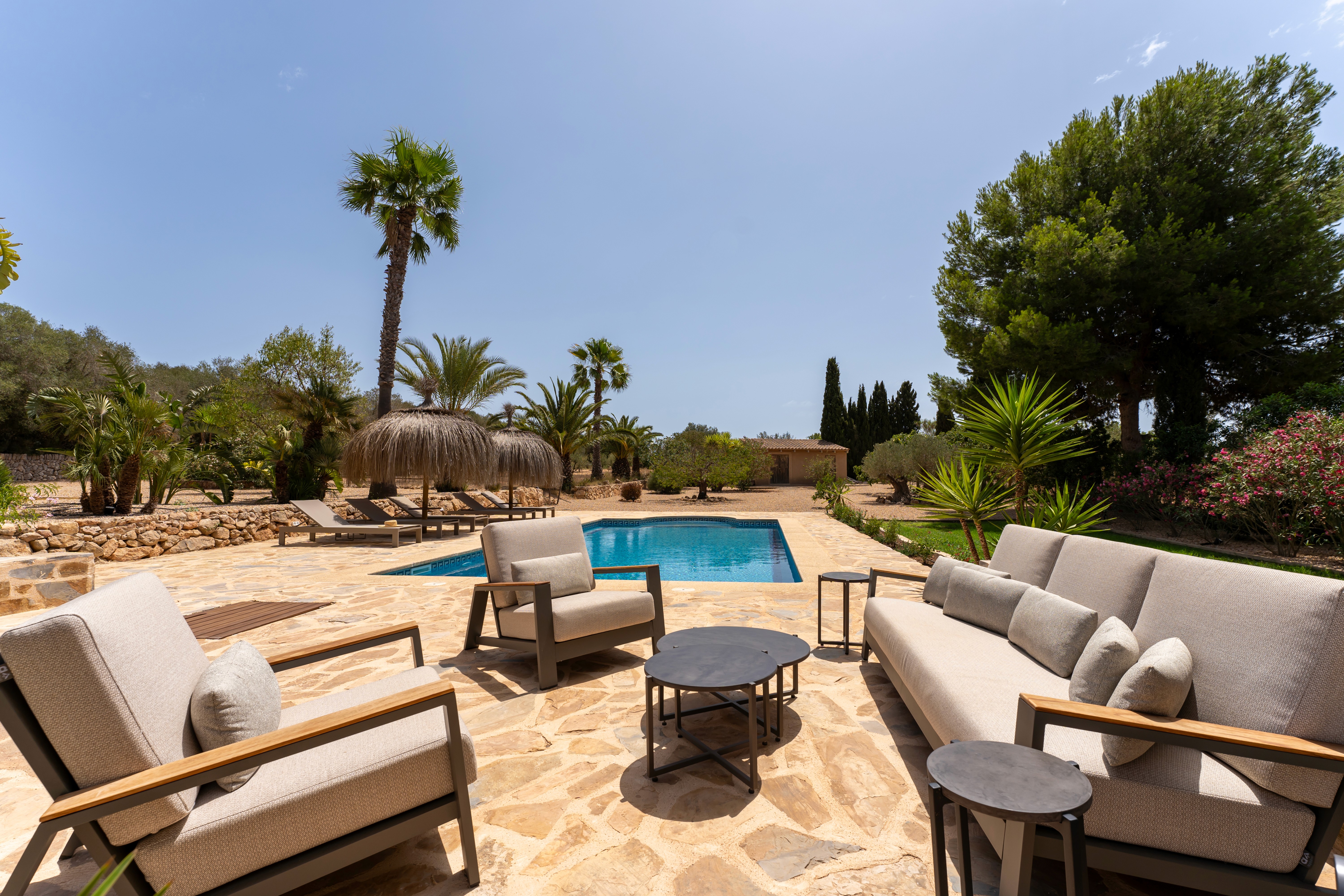 Poolbereich der Finca in Llucmajor mit Terrasse, Lounge und Blick in die mediterrane Landschaft Mallorcas