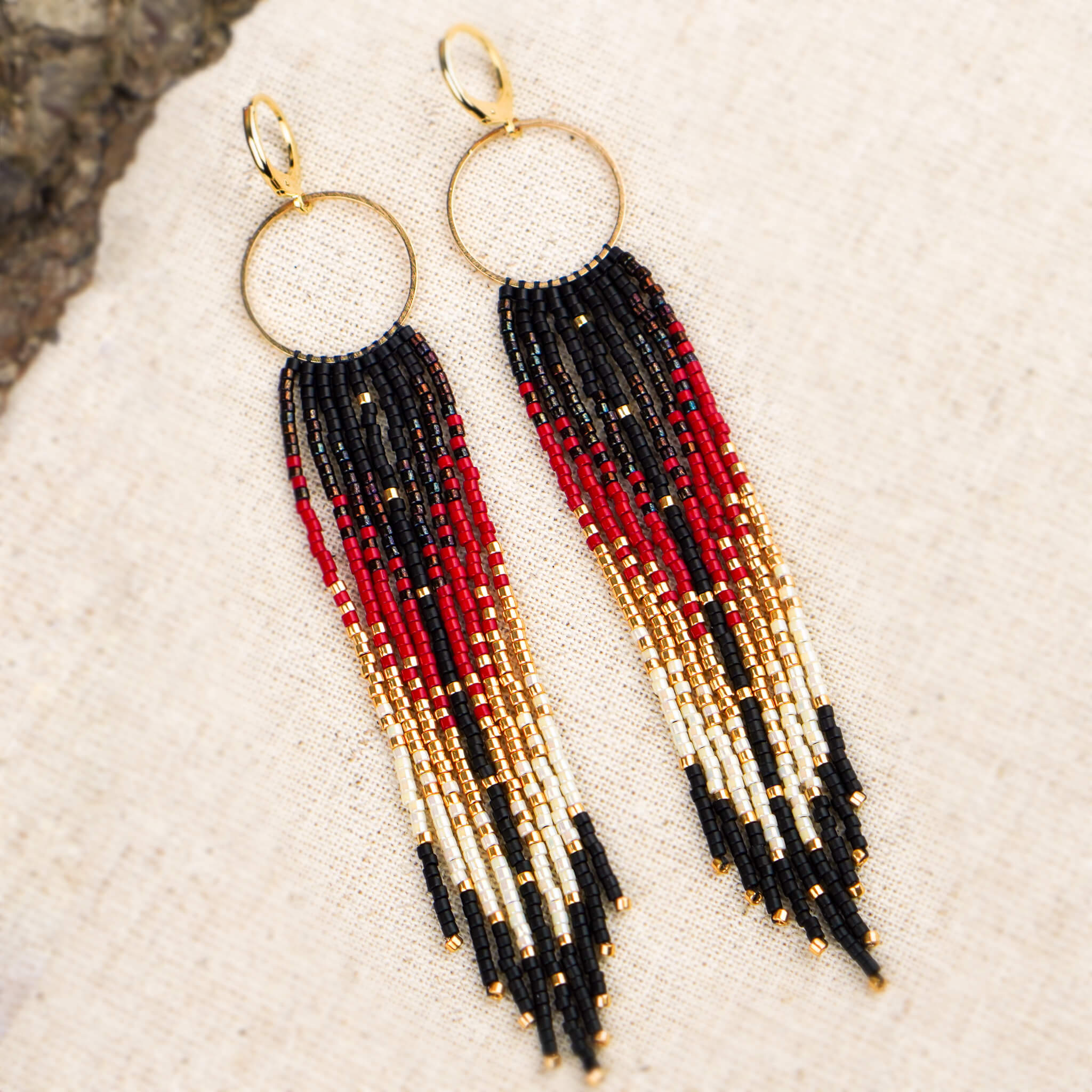 Ręcznie robione długie kolczyki z koralików Miyuki w czerwono-czarnej palecie na złotym kole – seria Boho Rituals, styl etno i boho