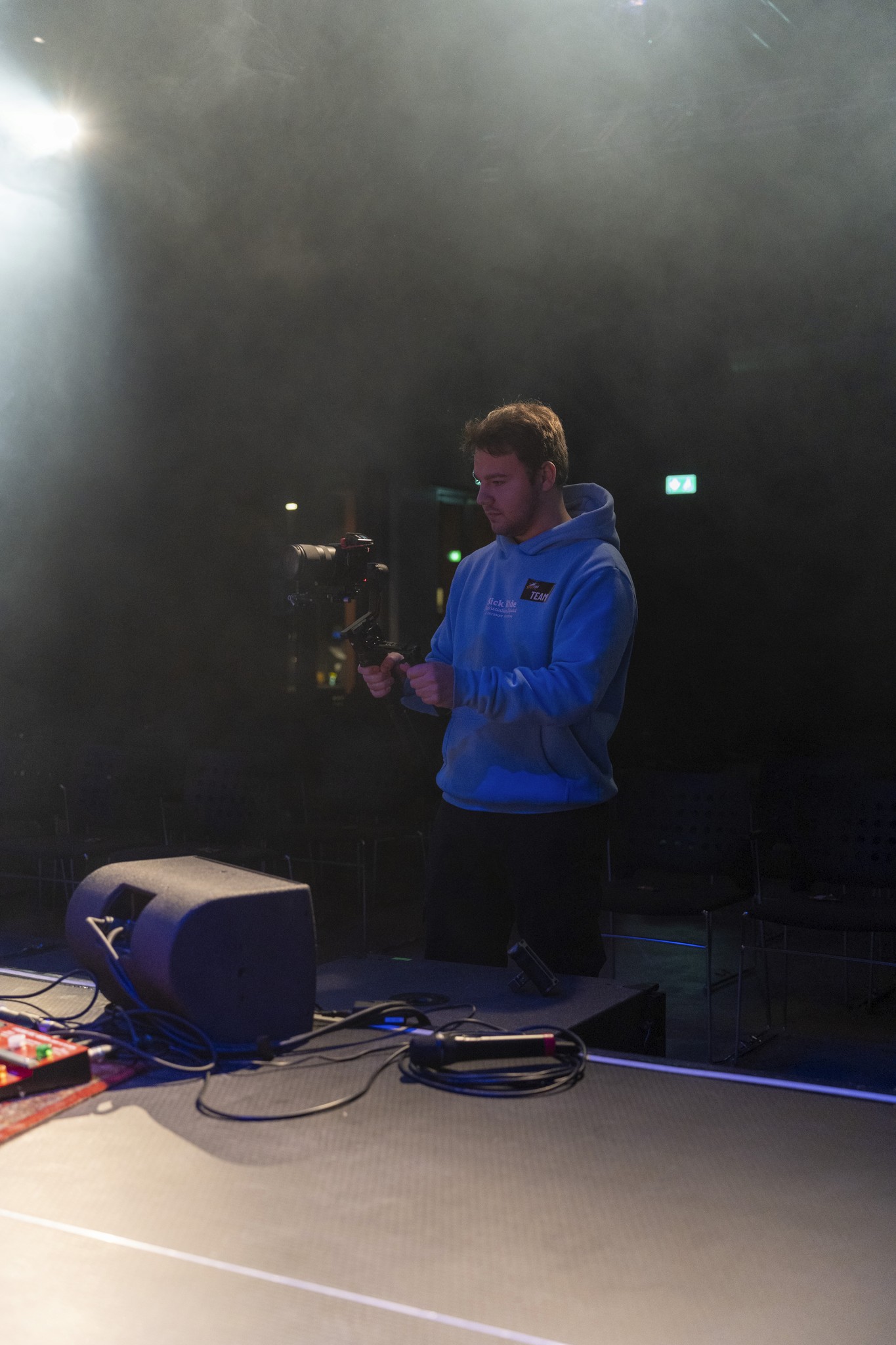 Ein Bild von Dustin Grewe, wie er eine Kamera auf einem Gimbal hält und FIlmt