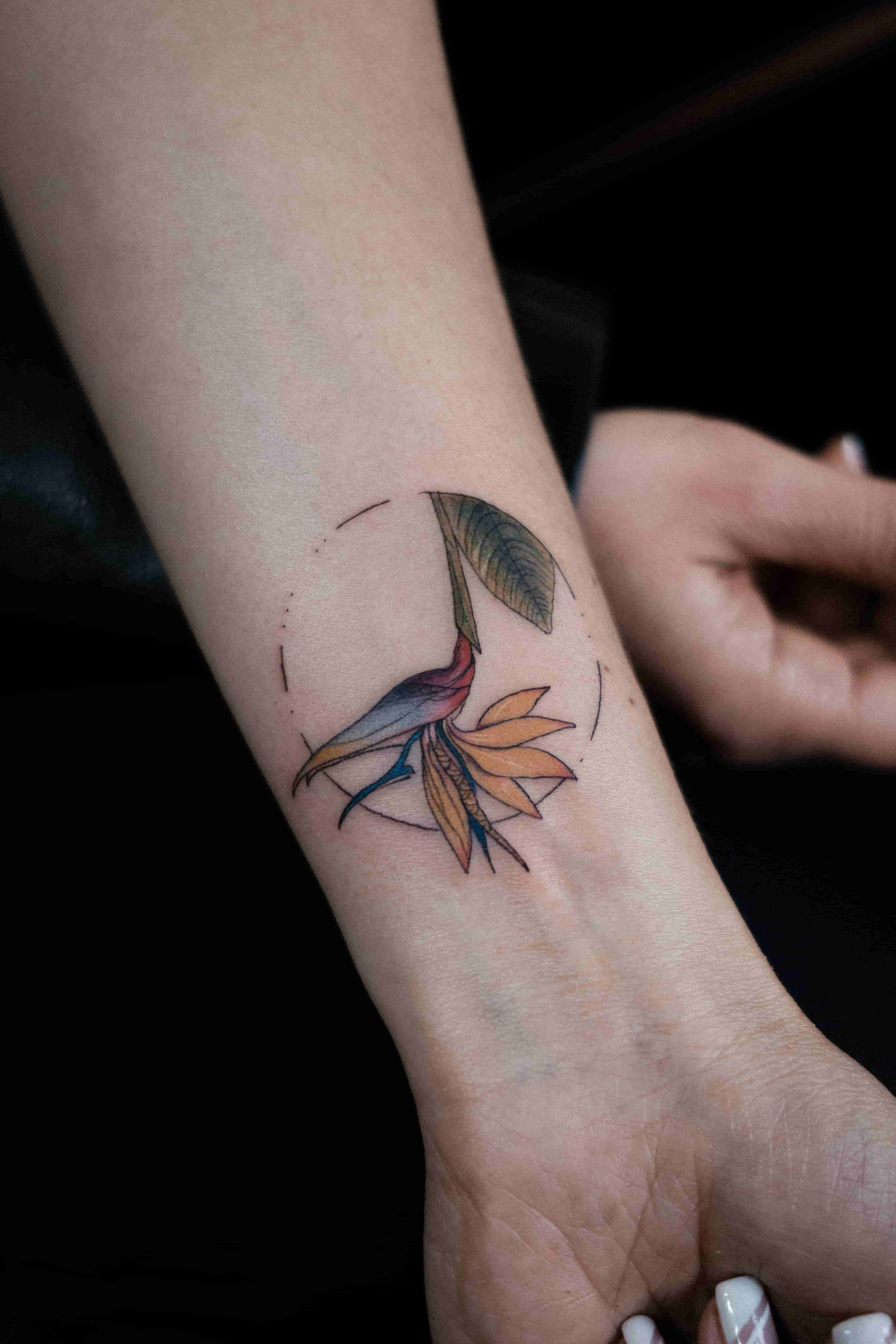 Tatuaj botanic fine line realizat de Woky Tattoo