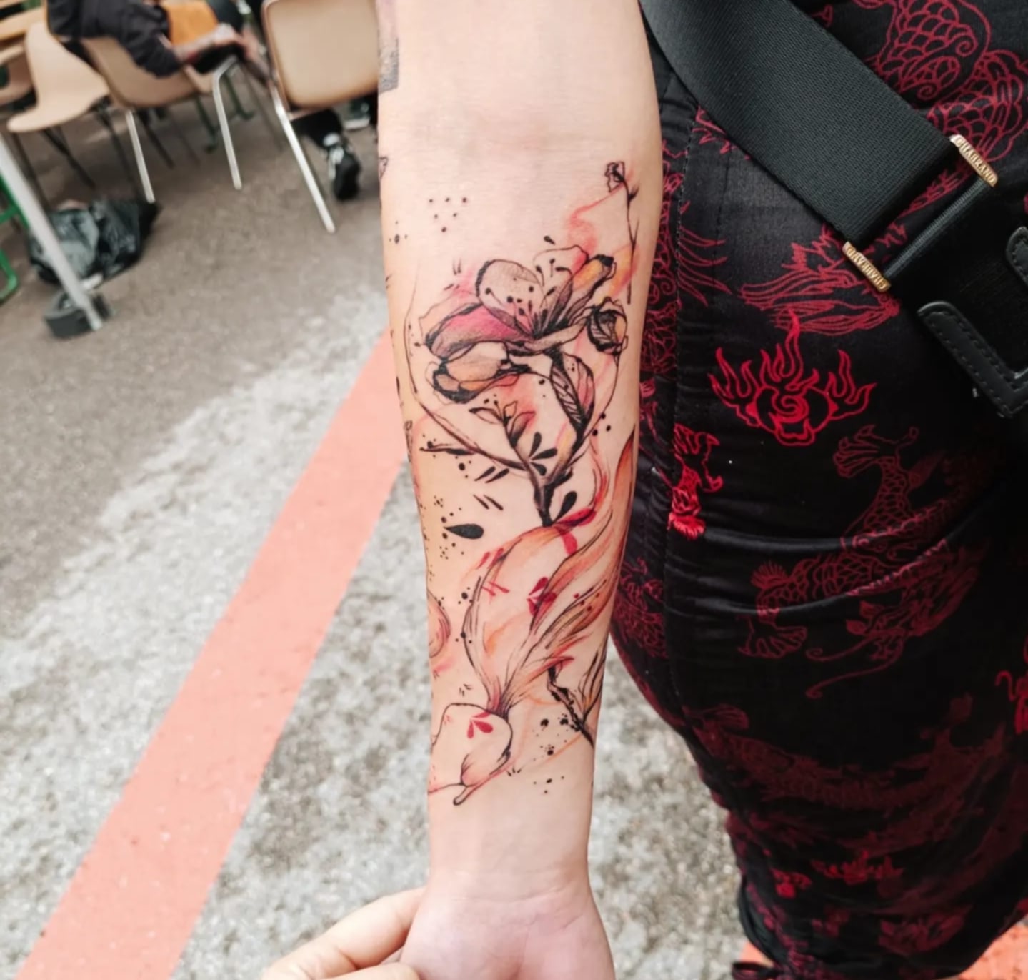 tatouage avant bras couleurs rouge rose fleurs
