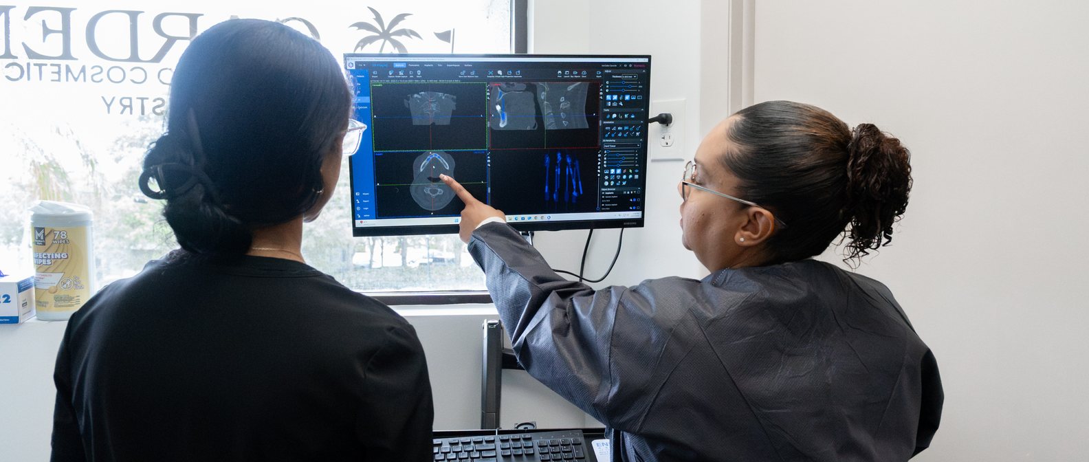 Dr. Hans Almanzar reviewing a 3D scan with a patient at Gardens Implant & Cosmetic Dentistry