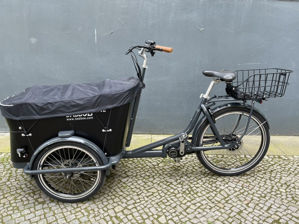 Sonniger Berlin-Moment als Platzhalter für eine Familie mit Lastenrad