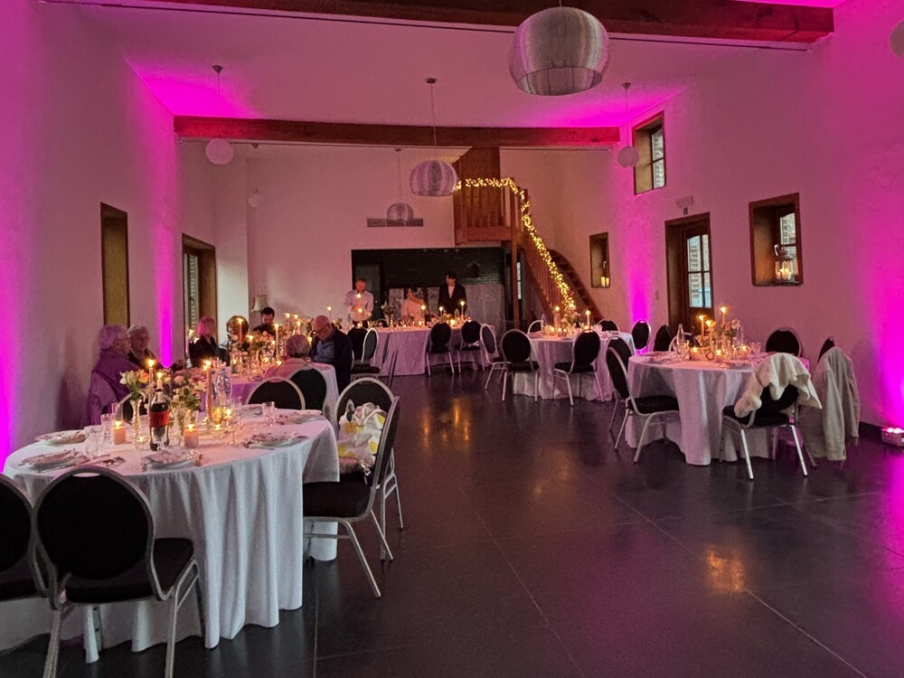 Salle de réception mise en lumière par SVD Production avec ambiance élégante pour mariage et événement dans les Hauts-de-France.