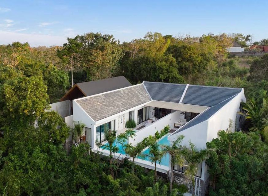 A modern 2-bedroom villa with jungle views in Uluwatu
