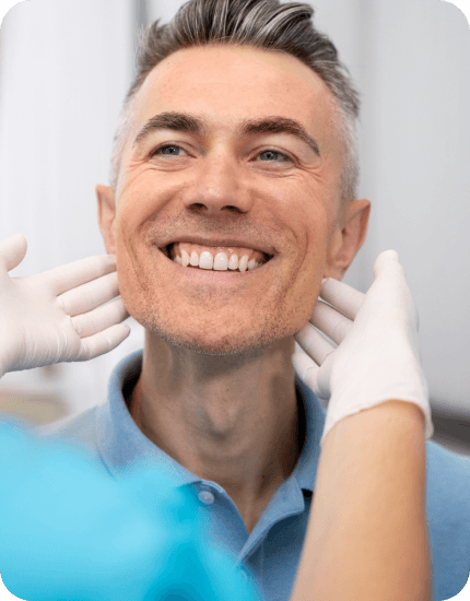 homem branco sorrindo com seu implante dental