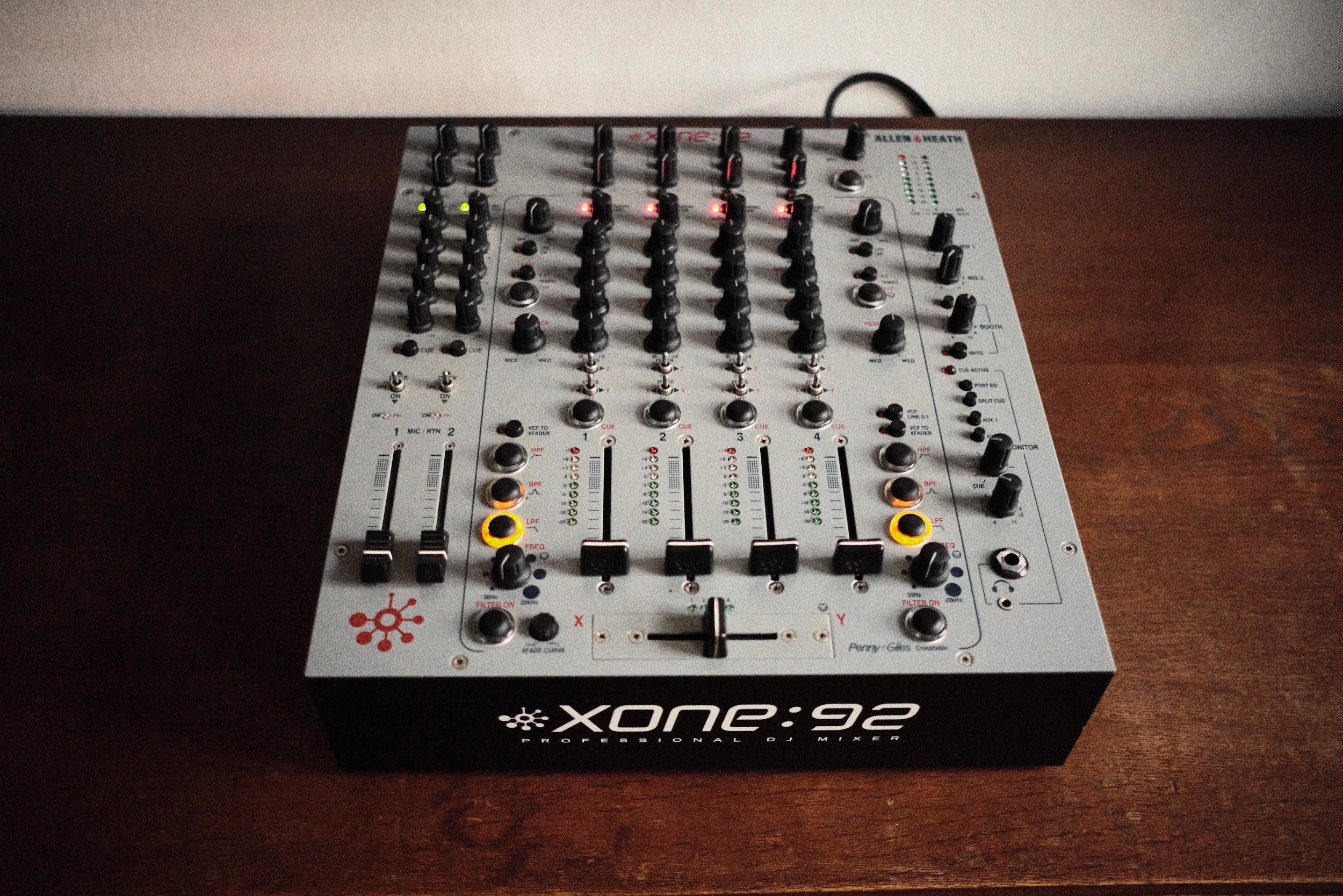 XONE:92 DJ-Mixer von Allen & Heath mieten – professioneller Mixer mit herausragender Klangqualität für DJs.