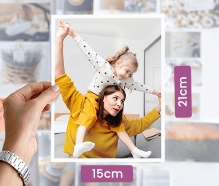 Pessoa segurando fotolivro com foto de mulher sorrindo ao ar livre, com a frase “Eu amo o Norte” escrita no canto da imagem