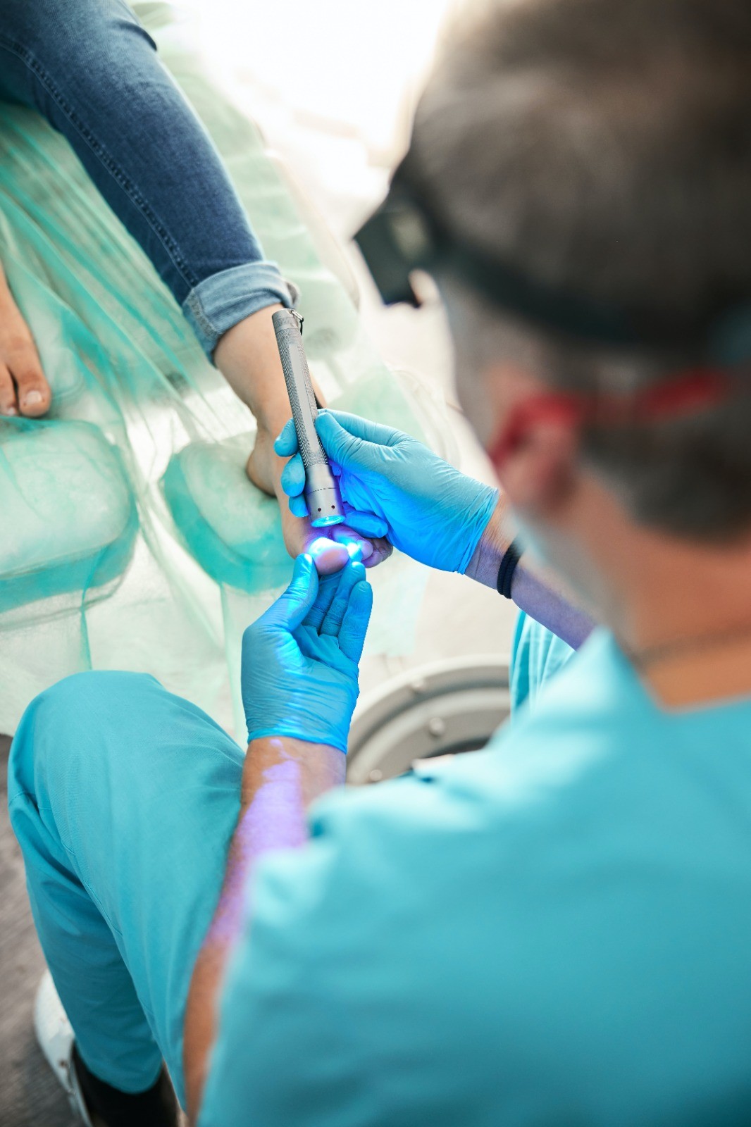 Podologie - Podologue soignant un pied