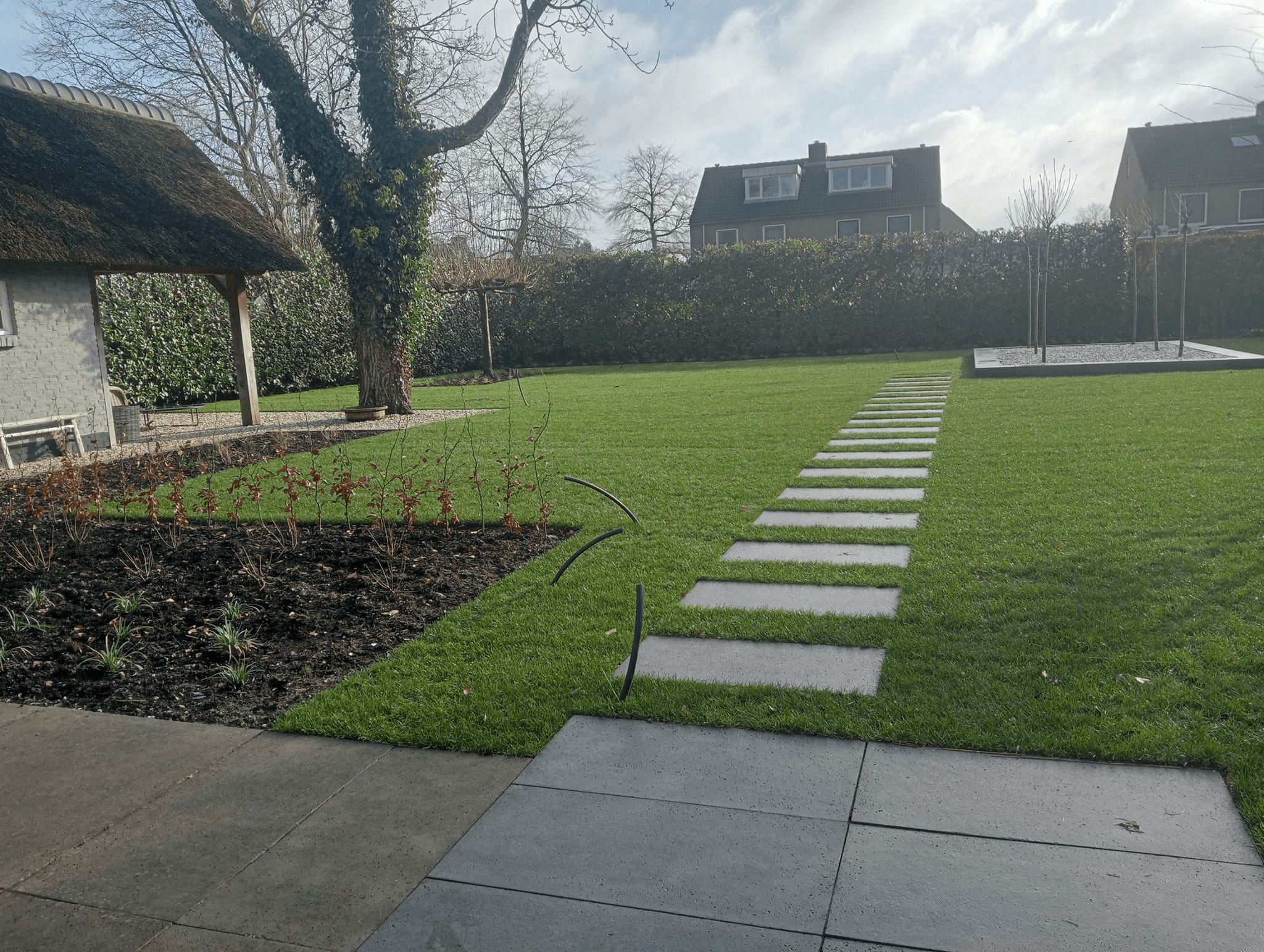 Tuinproject gerealiseerd door Nard van der Staak    Wil je dat ik er een aparte set bij maak die SEO-geoptimaliseerd is (bijv. voor Google Afbeeldingen, met zoekwoorden als “sierbestrating Vught” en “tuinaanleg Brabant”)? Dat kan je vindbaarheid versterken.