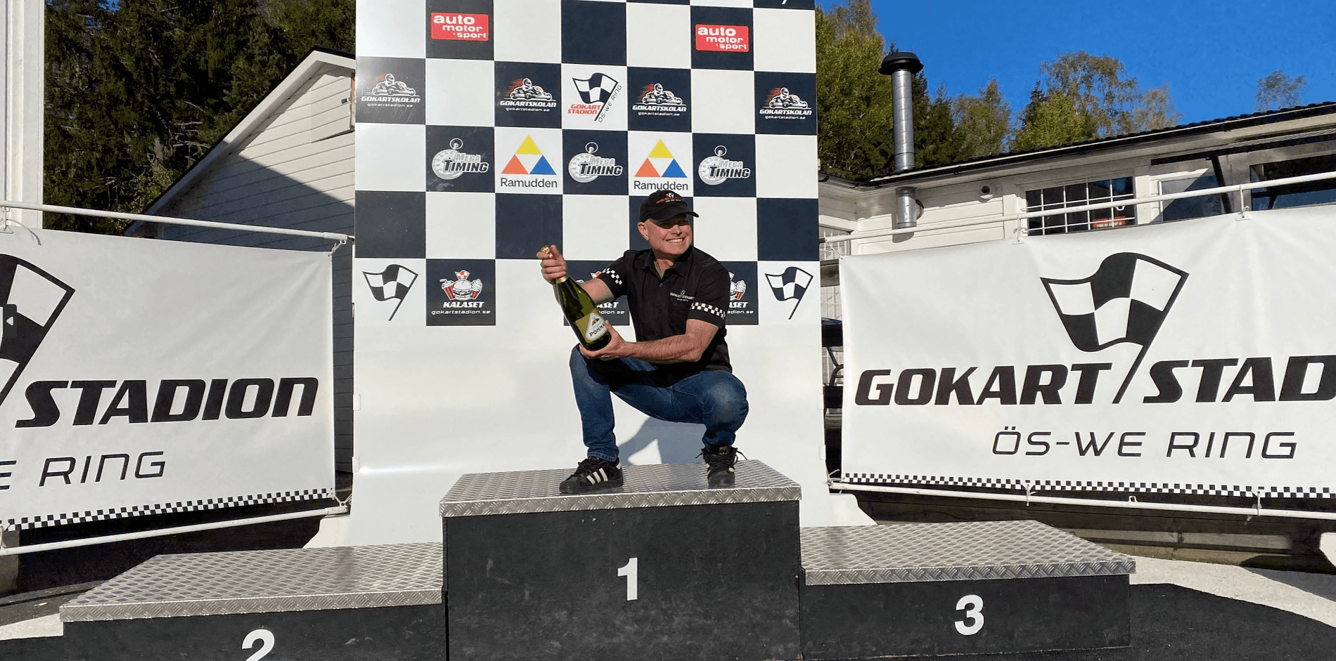 A view of the top of the eiffel tower