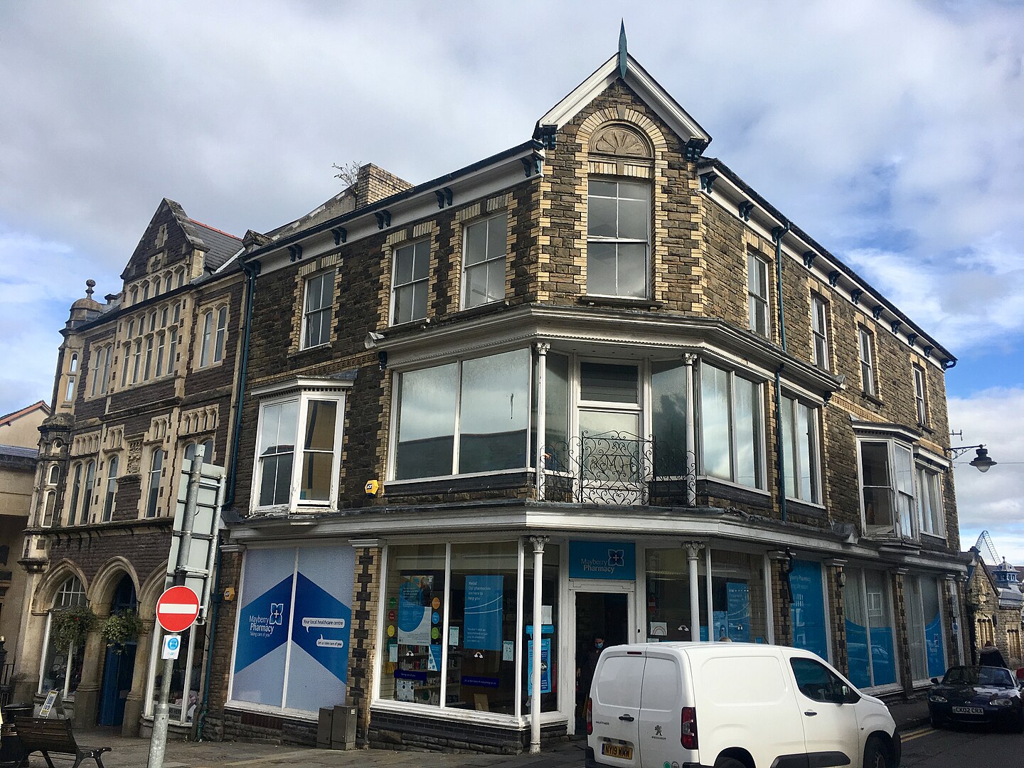 Manchester House Pontypool -By No Swan So Fine - Own work, CC BY-SA 4.0, https://commons.wikimedia.org/w/index.php?curid=94868420