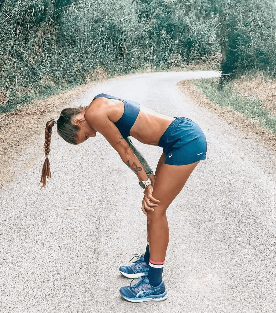 Biegaczka zmeczona po treningu
