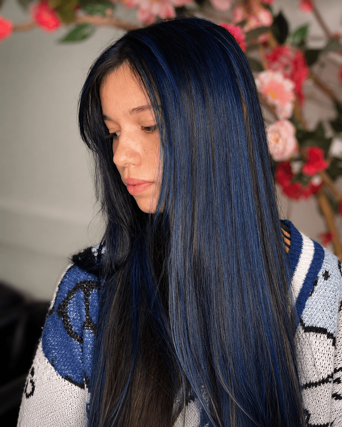 modelo com mechas de cabelo azuladas